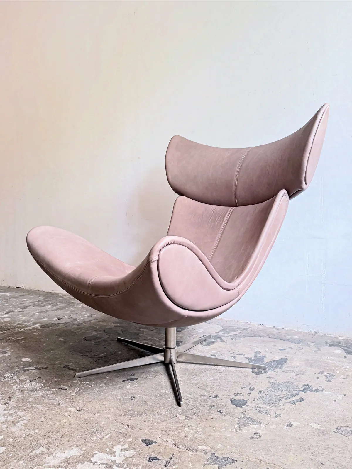 BoConcept Imola swivel armchair, powder-ash leather