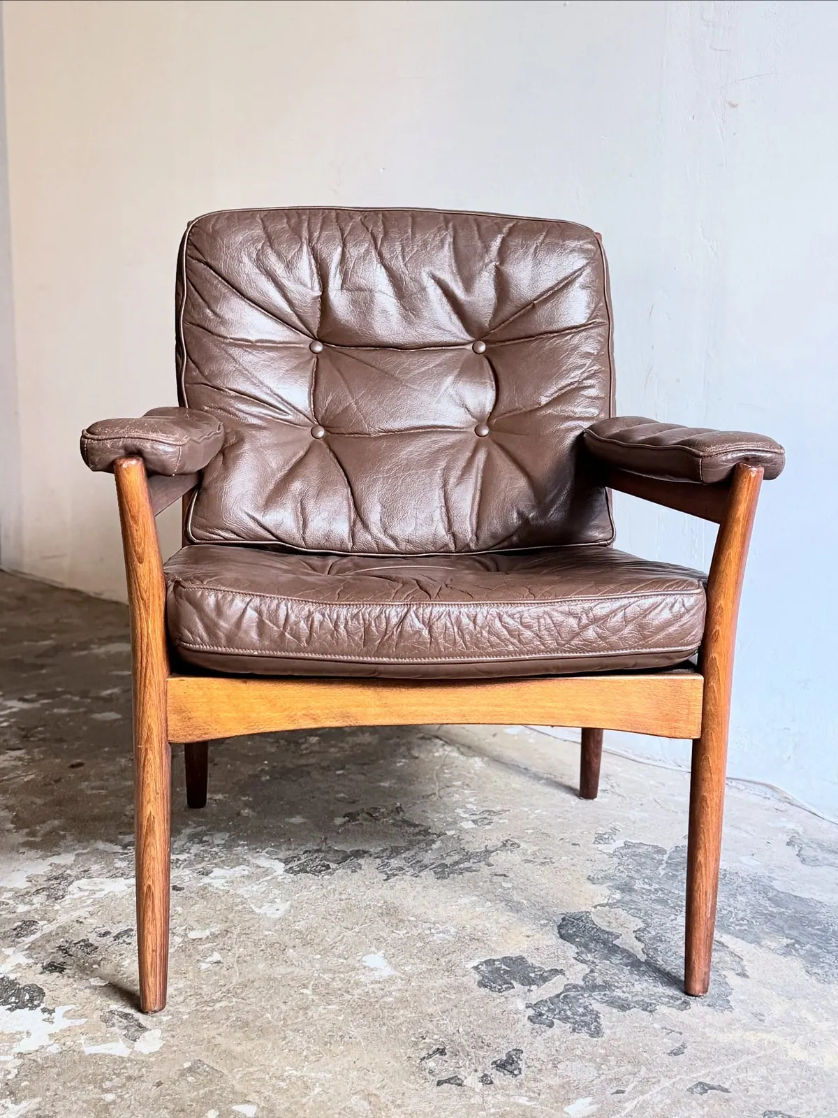 Carmen armchair, camel leather, honey wood