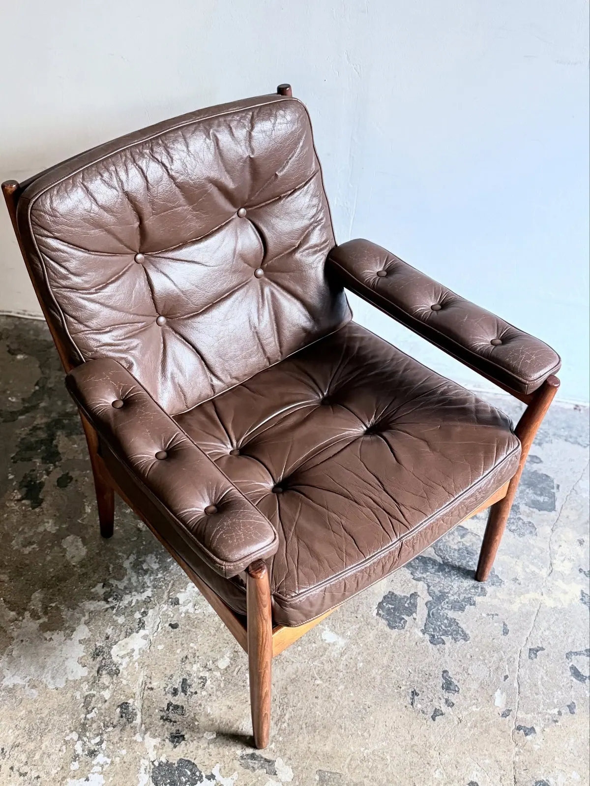 Fauteuil Carmen, cuir camel, bois miel — 2