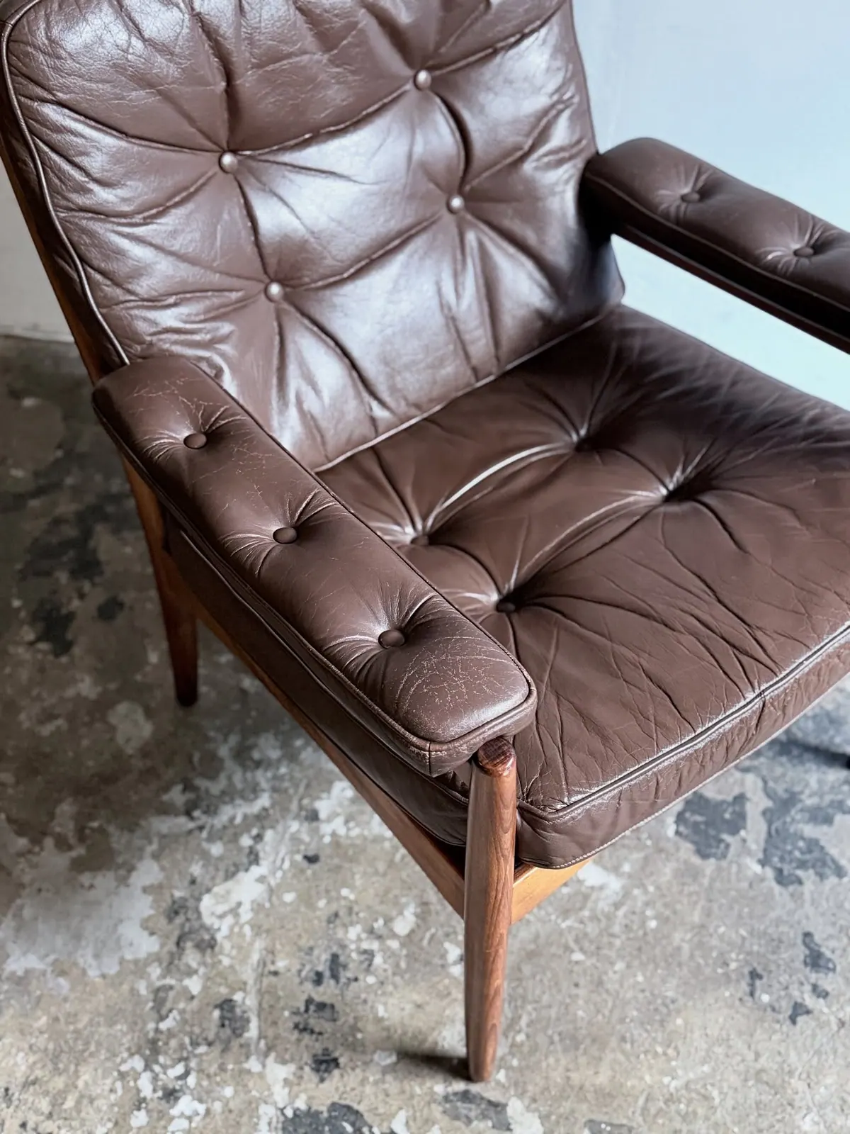 Fauteuil Carmen, cuir camel, bois miel — 3