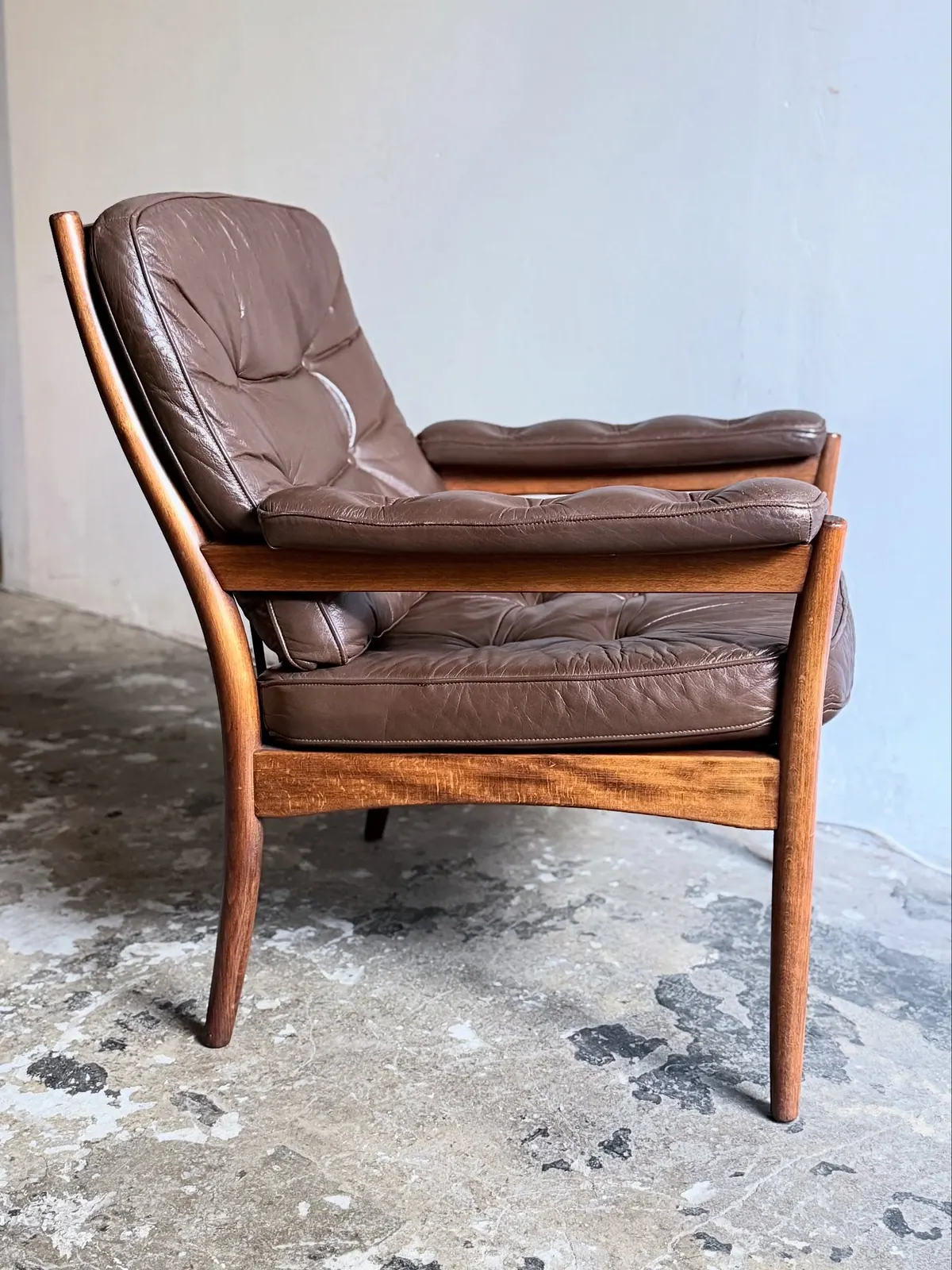 Fauteuil Carmen, cuir camel, bois miel — 4