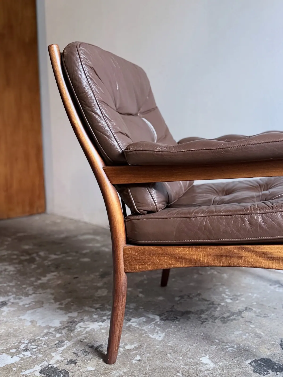 Fauteuil Carmen, cuir camel, bois miel — 5