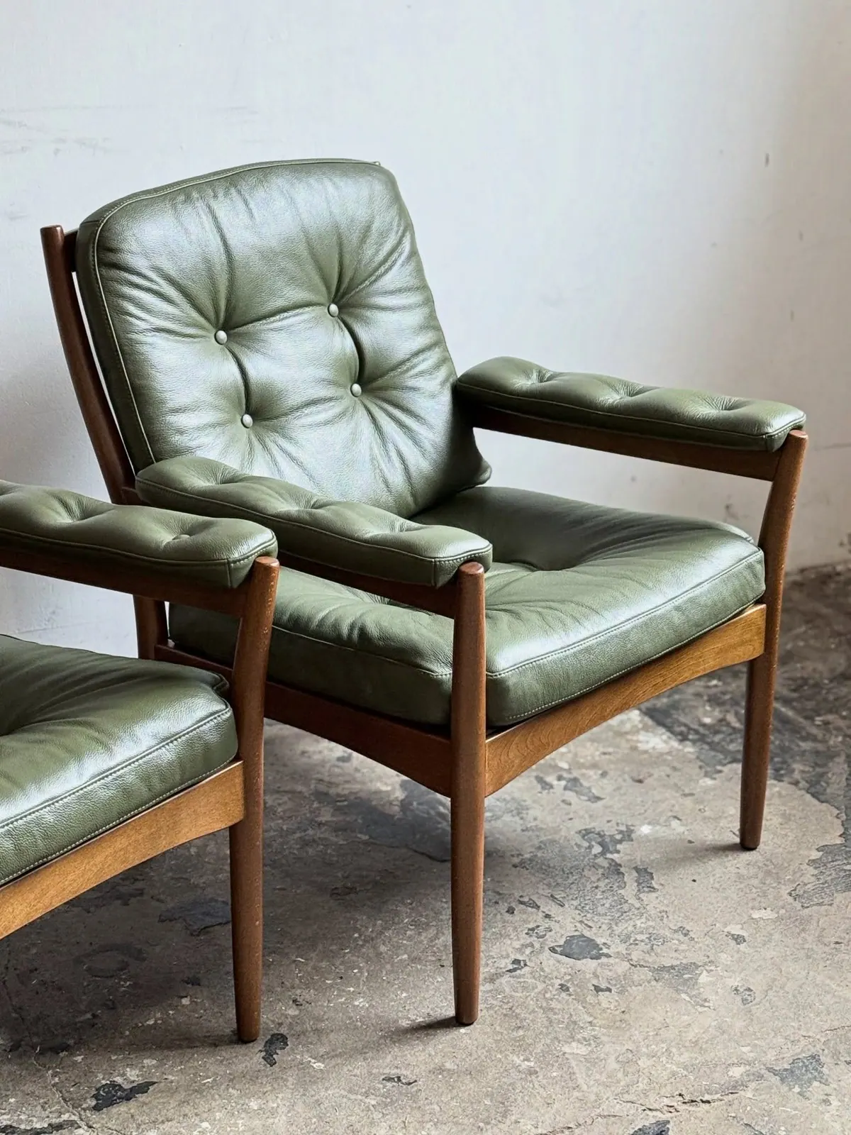 Carmen armchairs, pair, olive leather