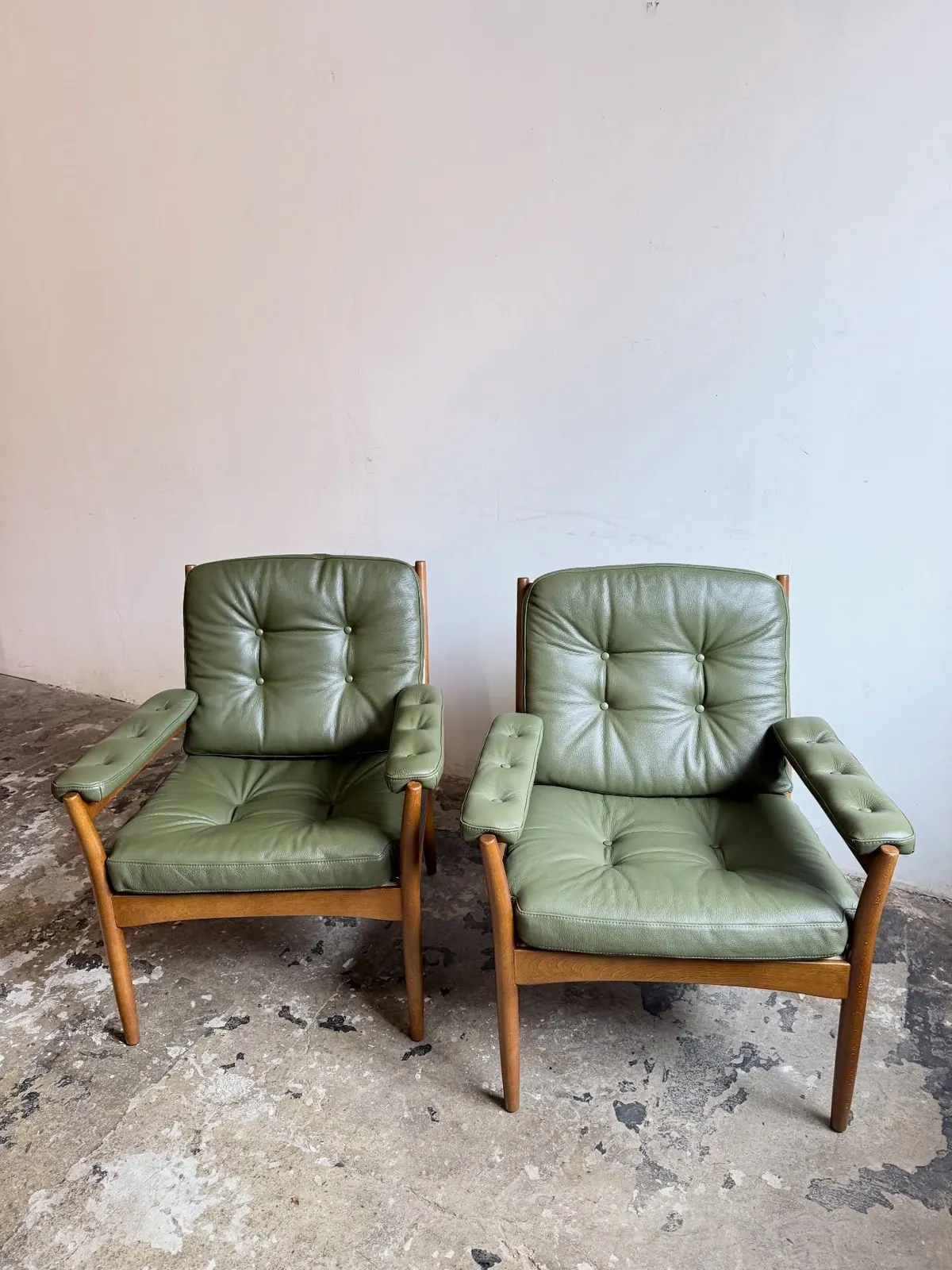 Carmen armchairs, pair, olive leather — 4