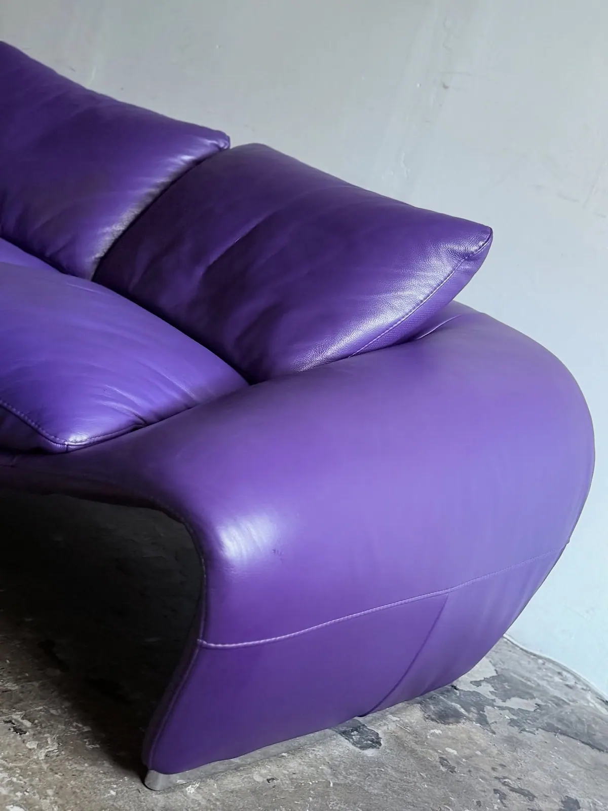 Chateau d'Ax Seagull sofa, aubergine leather — 4