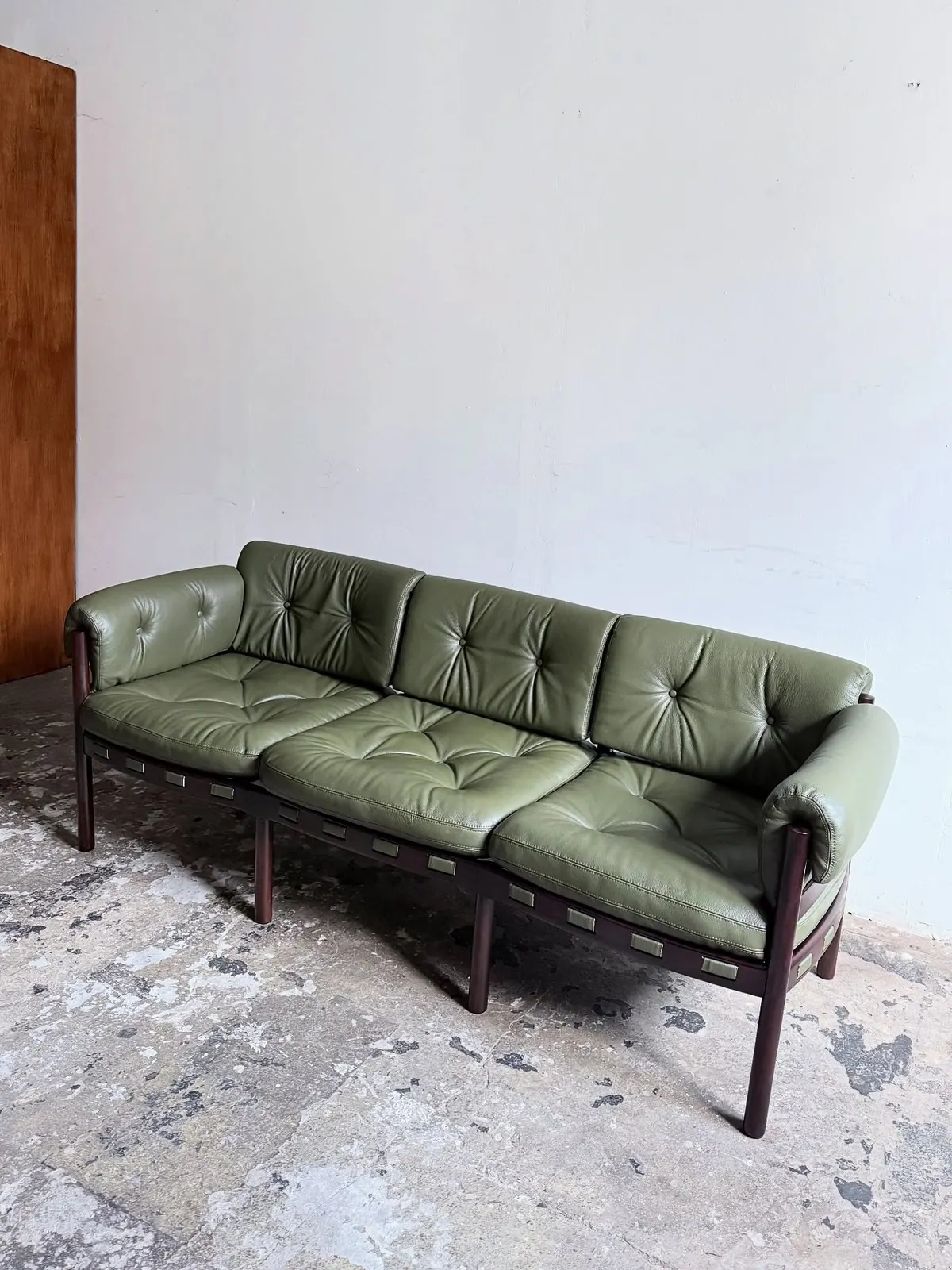 Sofa von Coja, Design Sven Ellekær, grünes Leder — 3