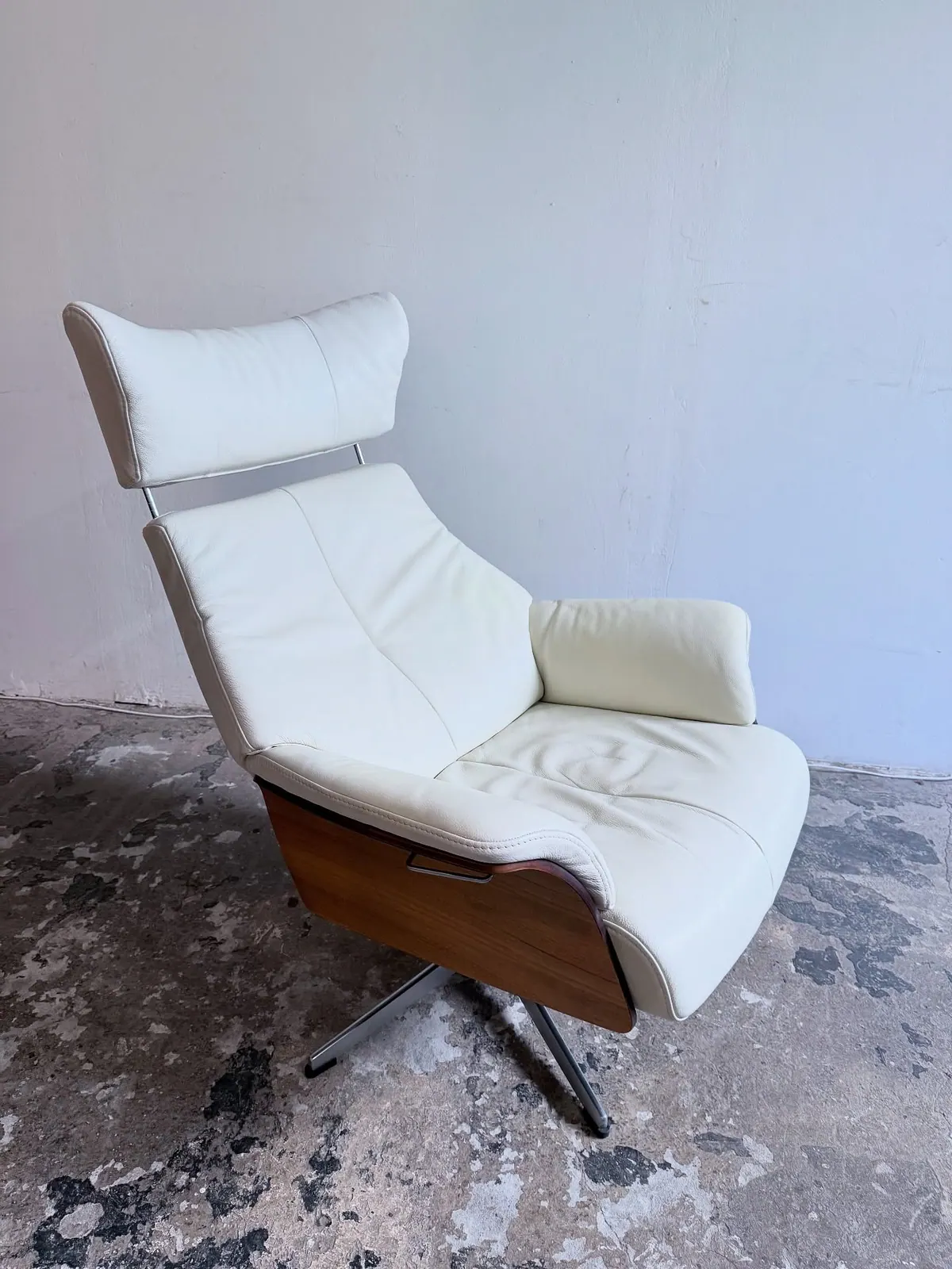 Conform Air lounge chair, cream leather