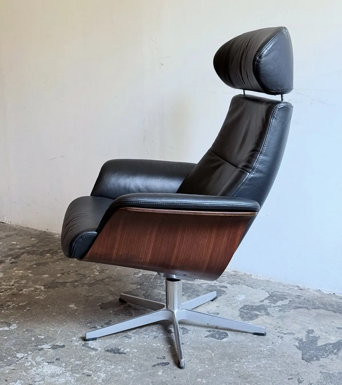 Conform lounge chair, adjustable headrest
