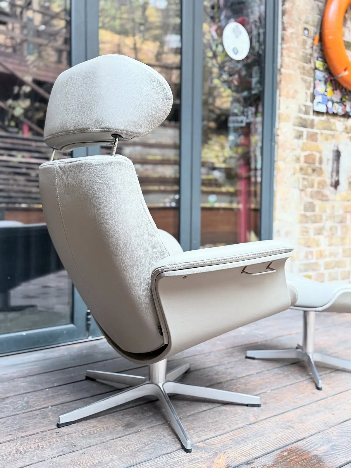 Conform Timeout armchair with pouf, Ash Pearl leather