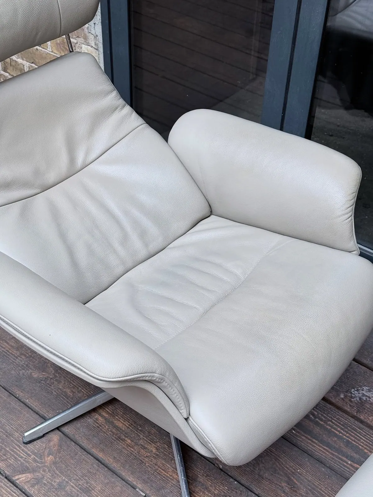 Poltrona Conform Timeout con pouf, pelle Ash Pearl — 10