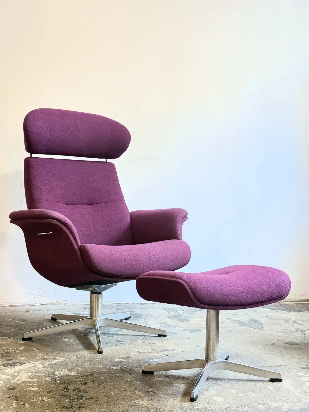 Conform Timeout recliner with ottoman, beetroot wool