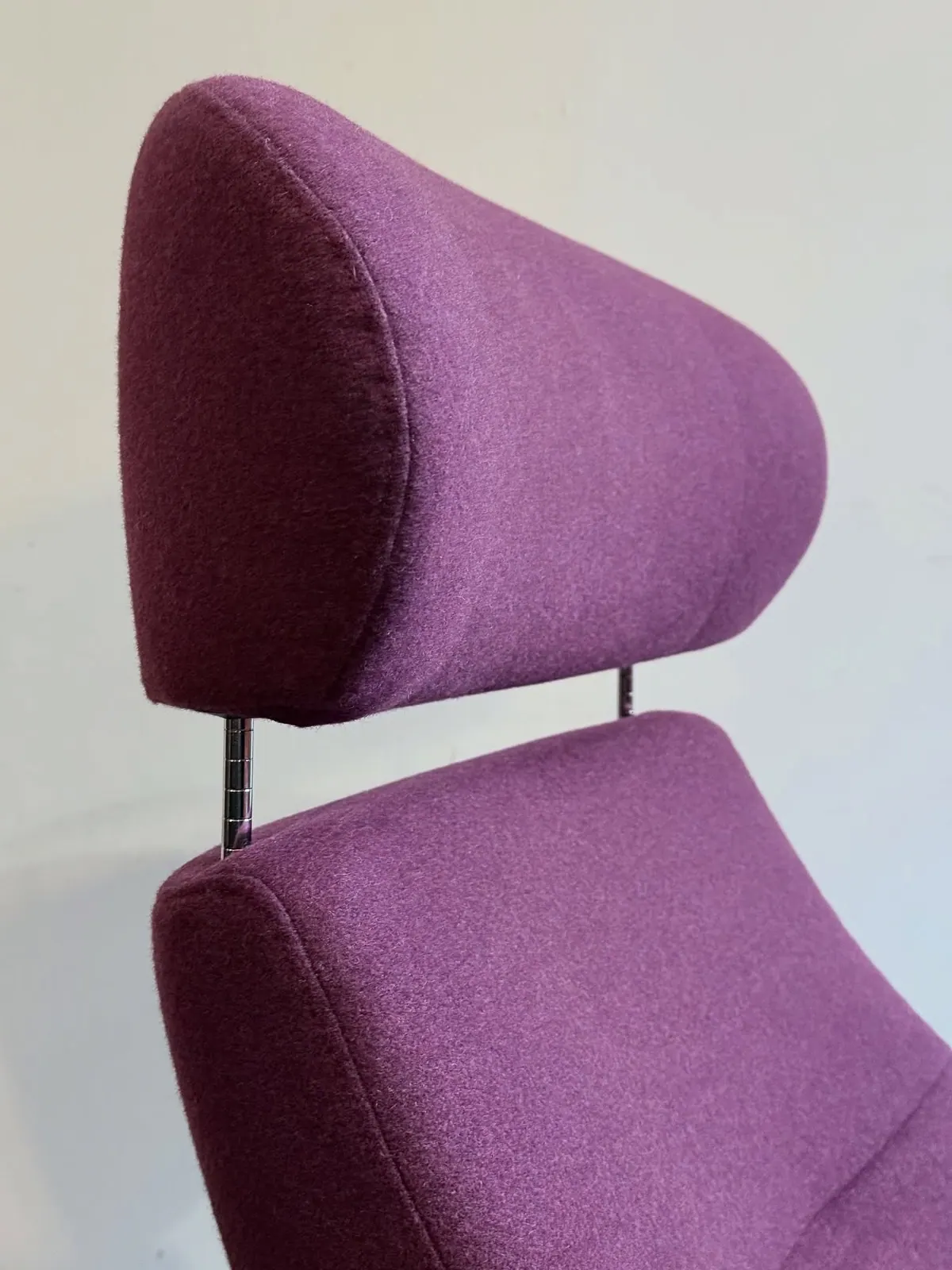 Conform Timeout Relaxsessel mit Hocker, Wolle in Rote Bete — 11