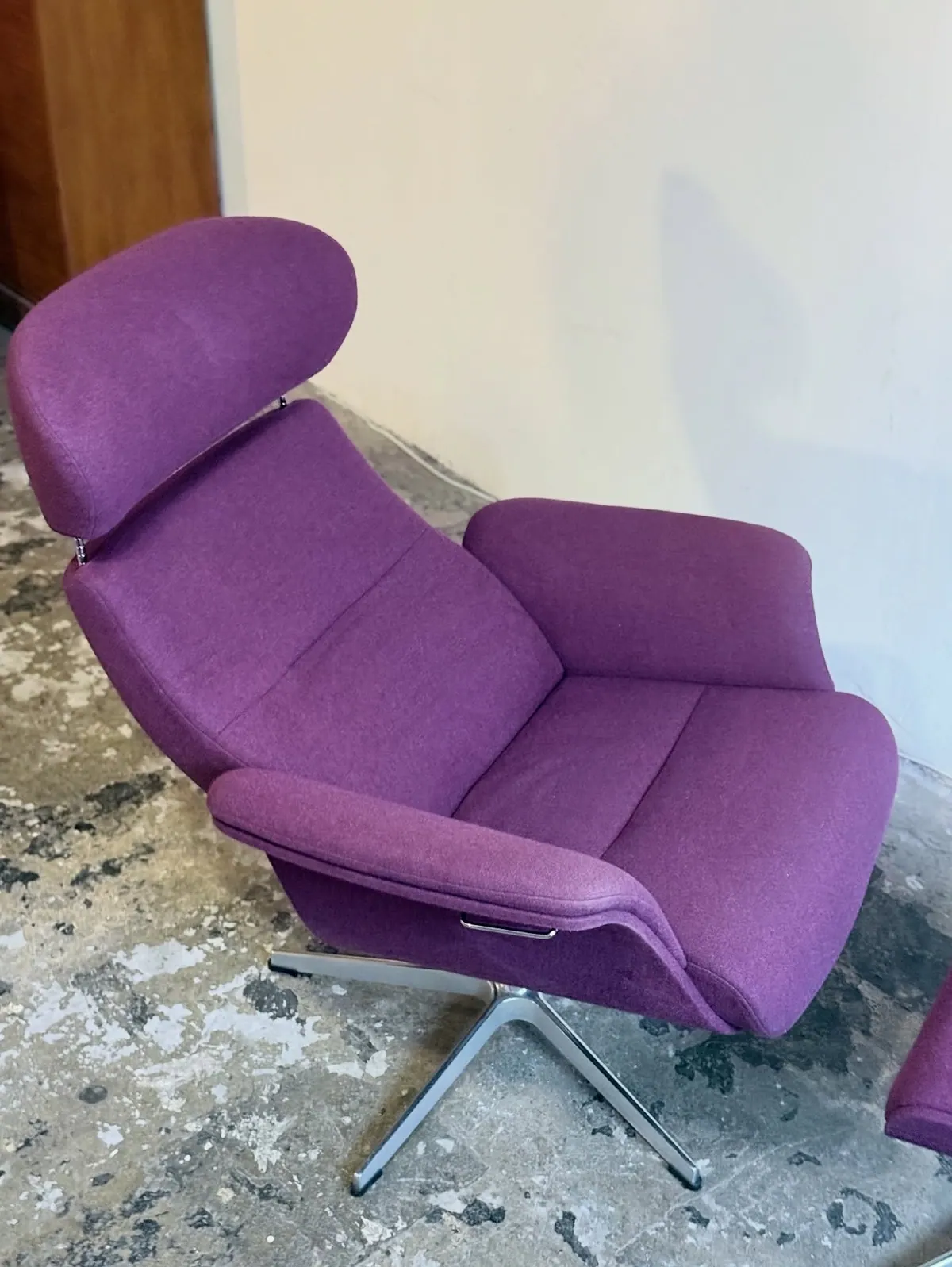 Conform Timeout Relaxsessel mit Hocker, Wolle in Rote Bete — 12