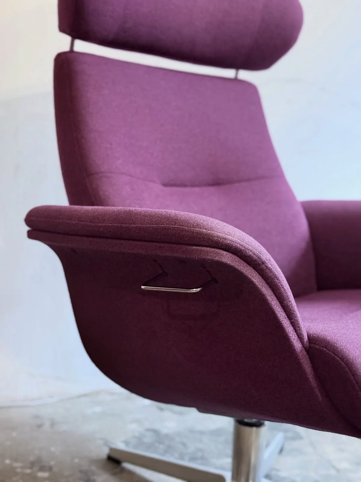 Conform Timeout Relaxsessel mit Hocker, Wolle in Rote Bete — 2