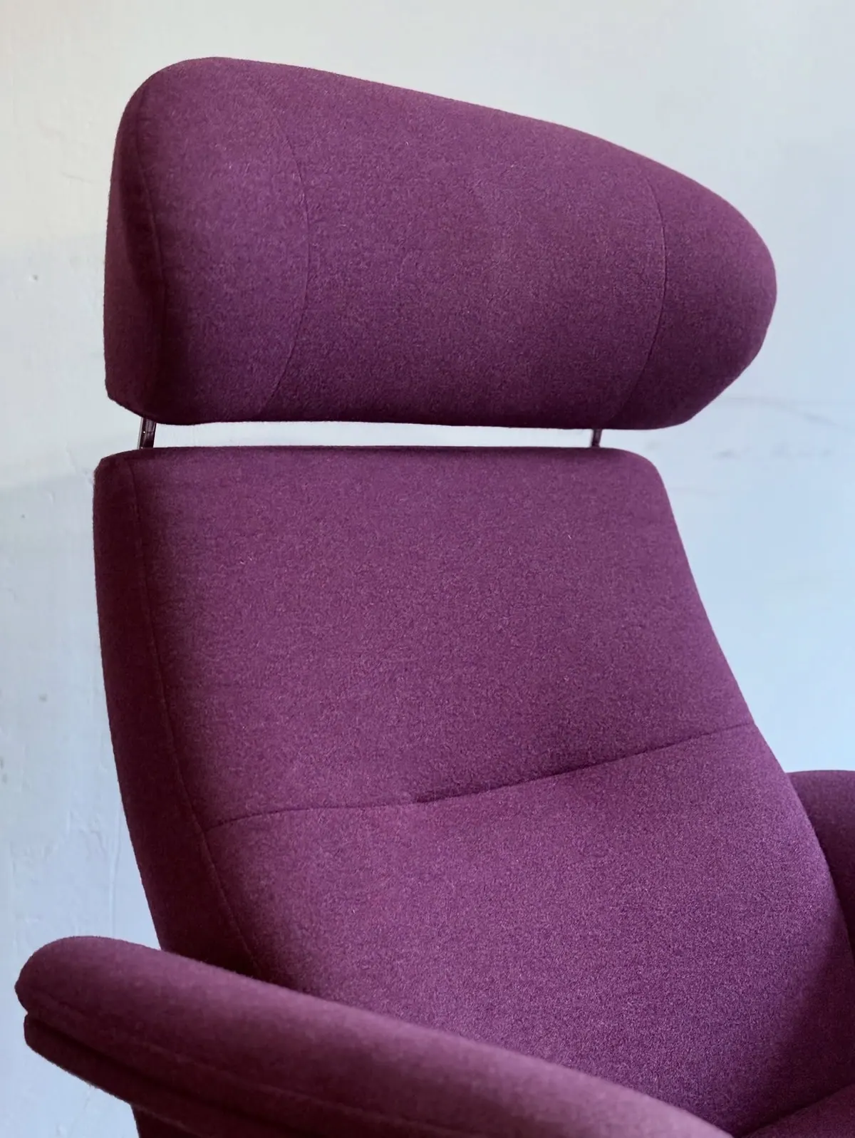 Conform Timeout Relaxsessel mit Hocker, Wolle in Rote Bete — 3