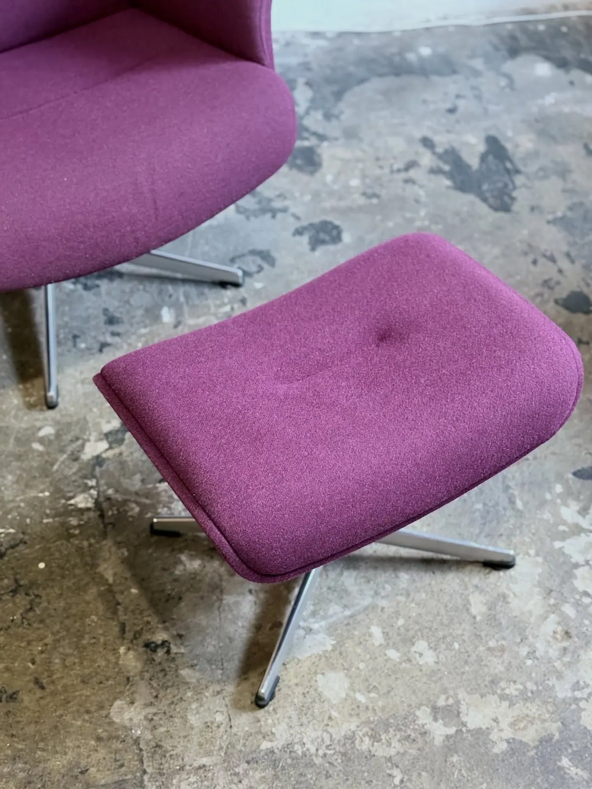 Conform Timeout Relaxsessel mit Hocker, Wolle in Rote Bete — 4