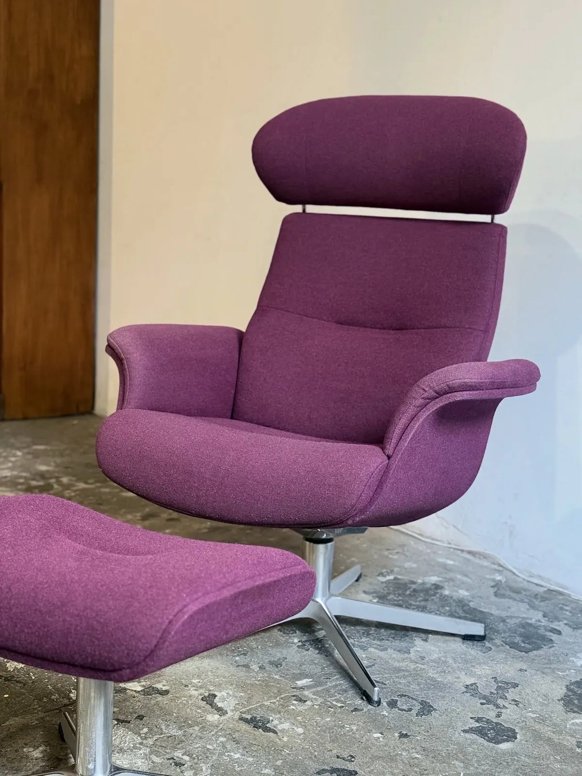 Conform Timeout Relaxsessel mit Hocker, Wolle in Rote Bete — 5