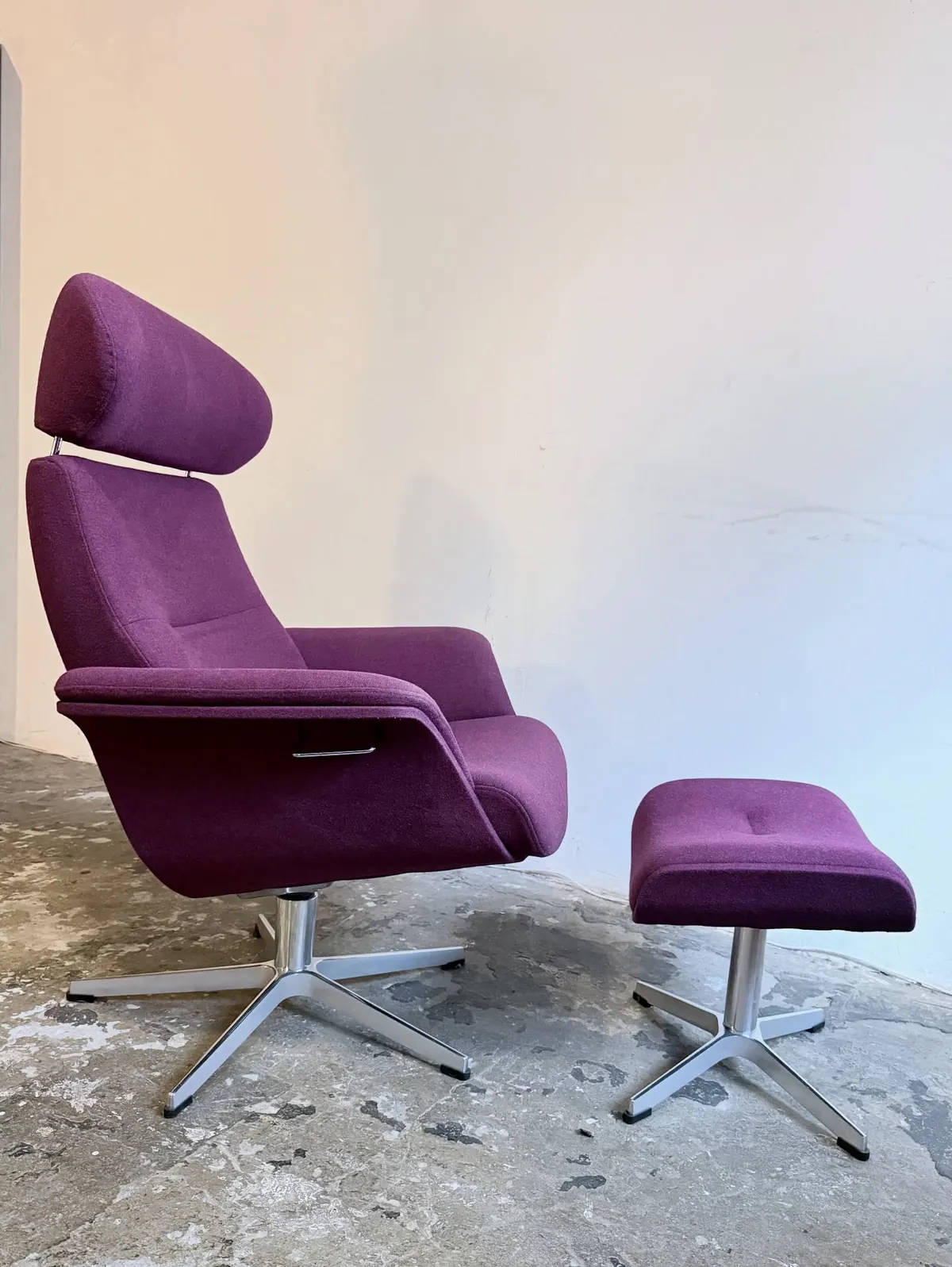 Conform Timeout Relaxsessel mit Hocker, Wolle in Rote Bete — 7