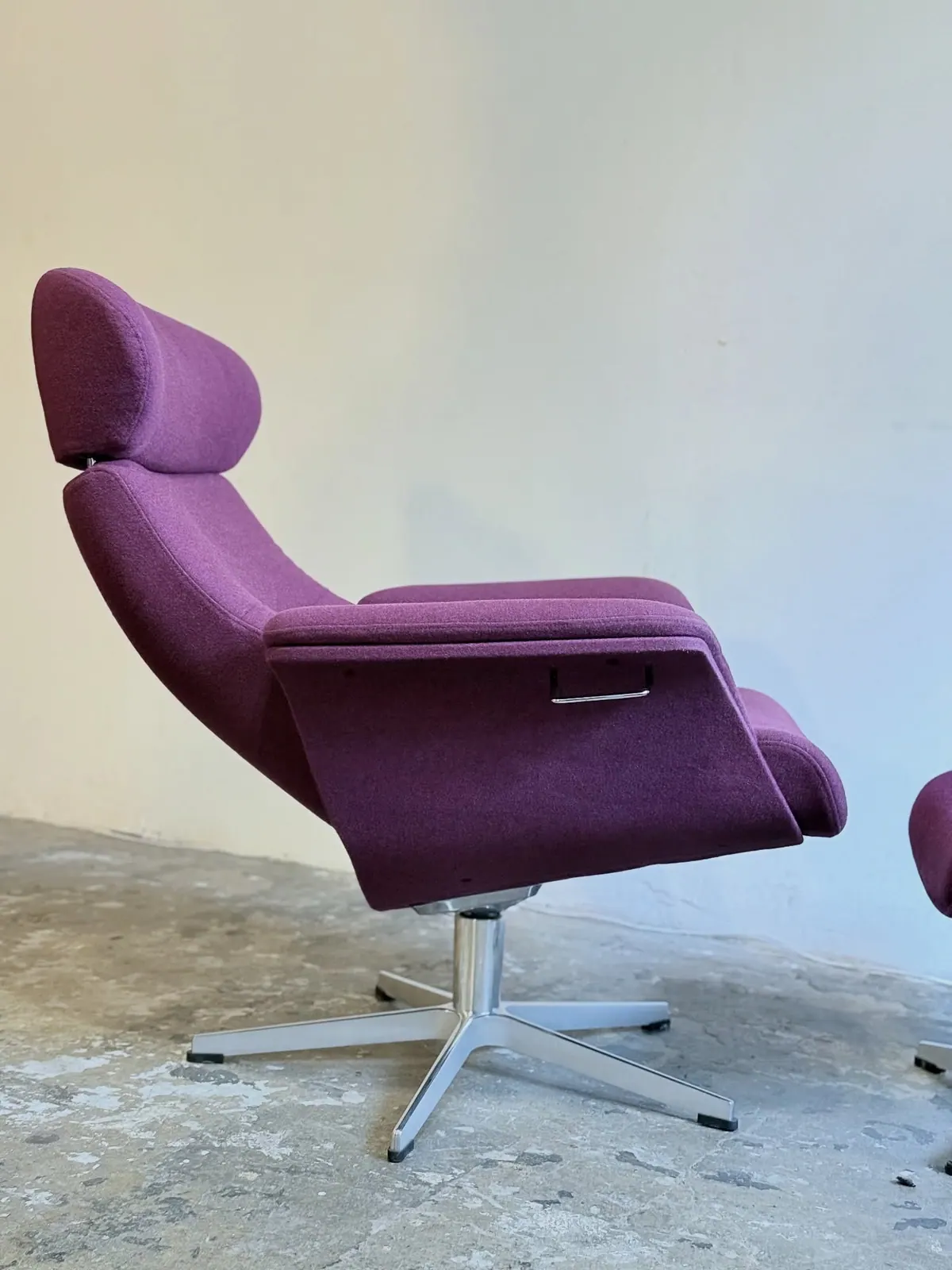 Conform Timeout Relaxsessel mit Hocker, Wolle in Rote Bete — 8