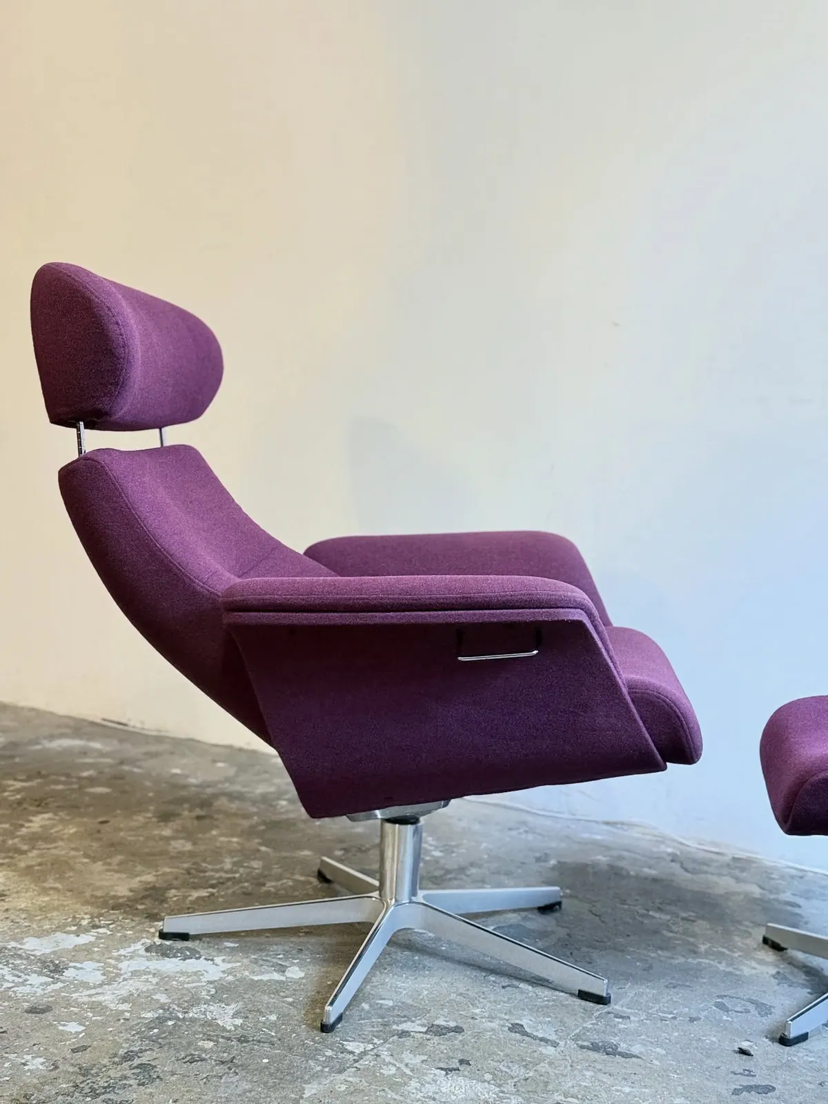 Conform Timeout Relaxsessel mit Hocker, Wolle in Rote Bete — 9