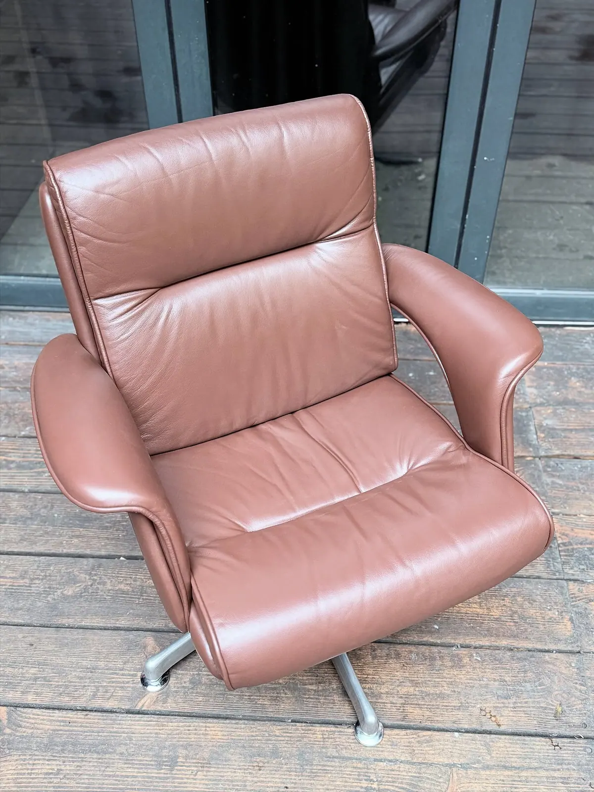 Fauteuil lounge pivotant danois, cuir brun — 2