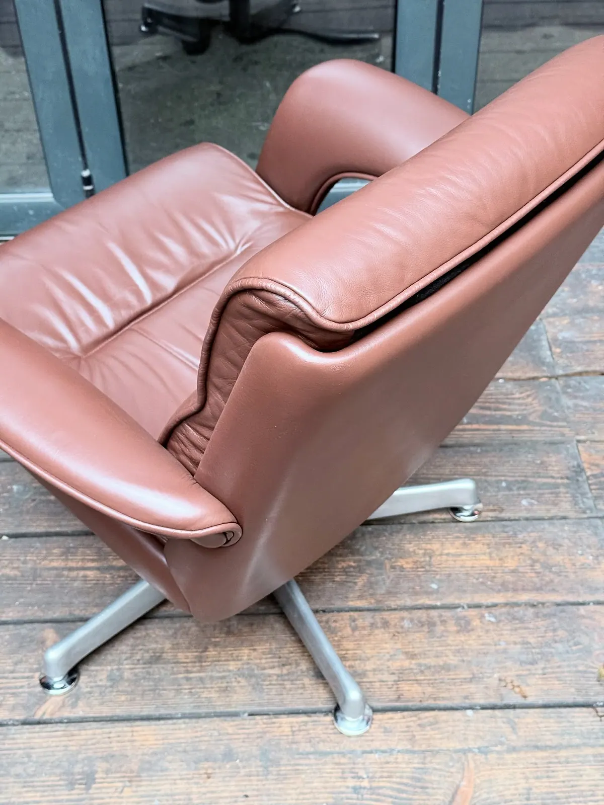 Fauteuil lounge pivotant danois, cuir brun — 3
