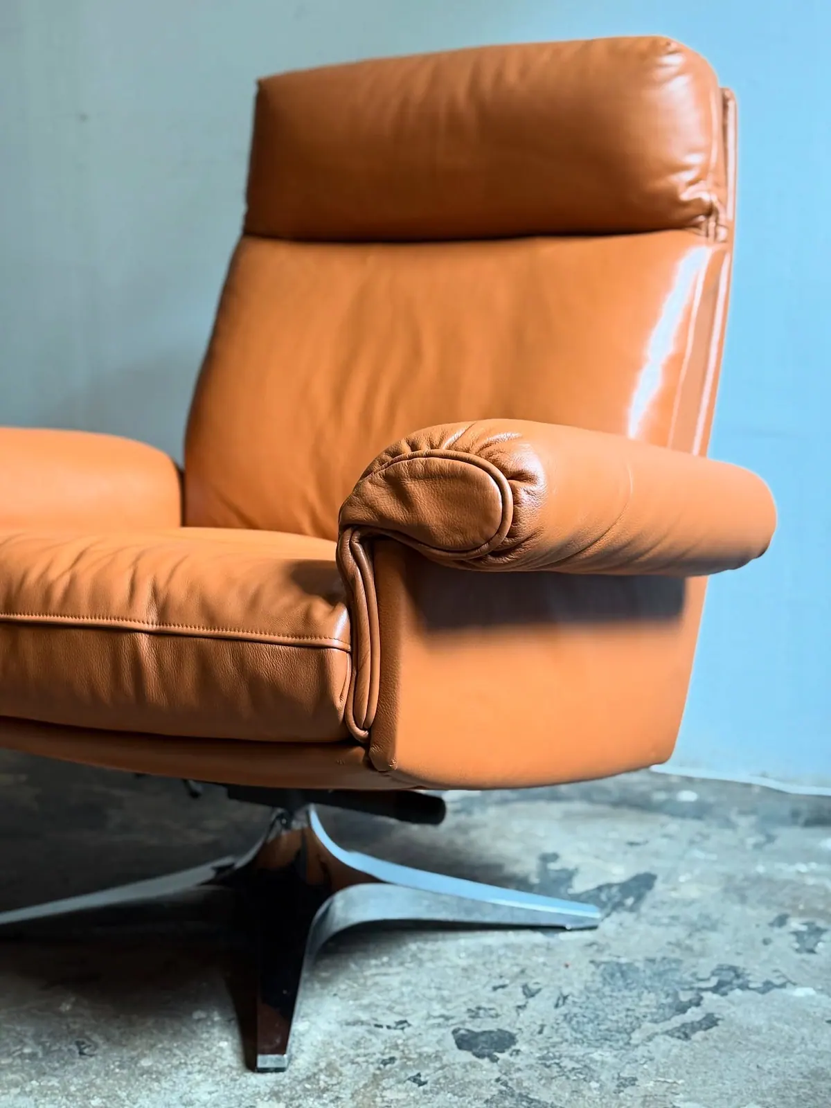 De Sede swivel armchair, caramel leather