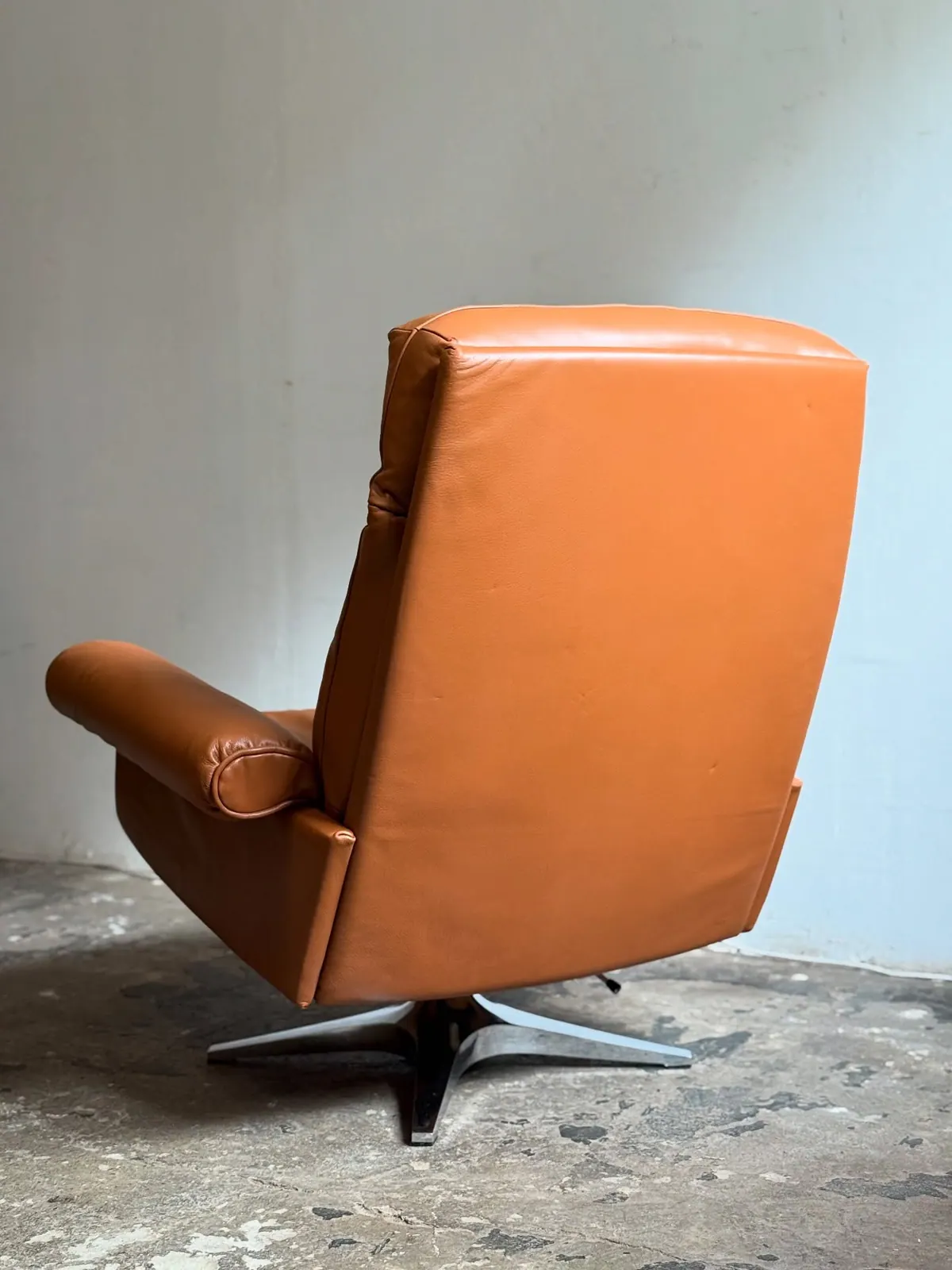 De Sede swivel armchair, caramel leather — 3