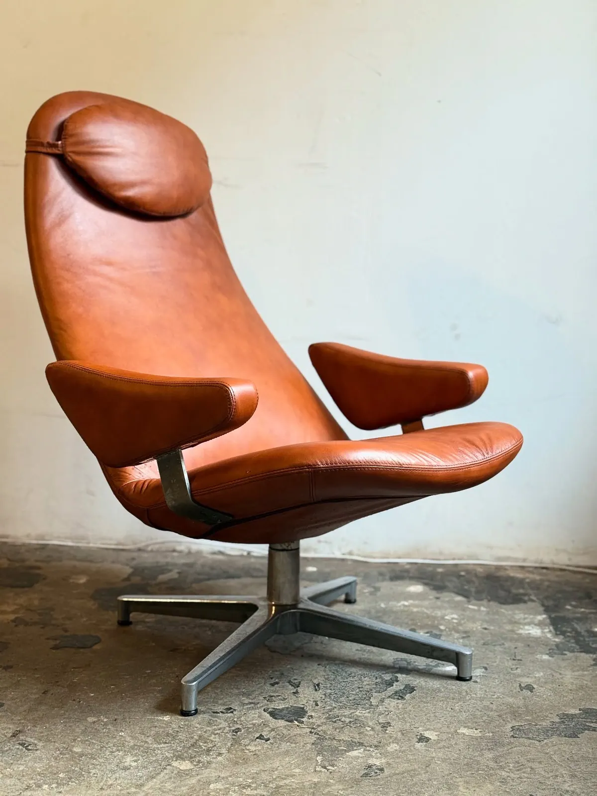 DUX Contourette Roto armchair, caramel leather