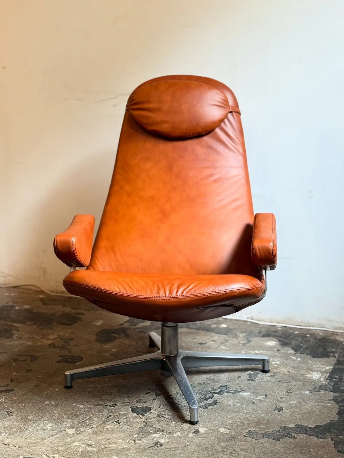Fauteuil DUX Contourette Roto, cuir caramel — 10