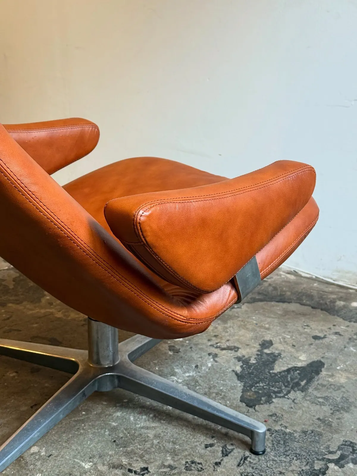 Fauteuil DUX Contourette Roto, cuir caramel — 6
