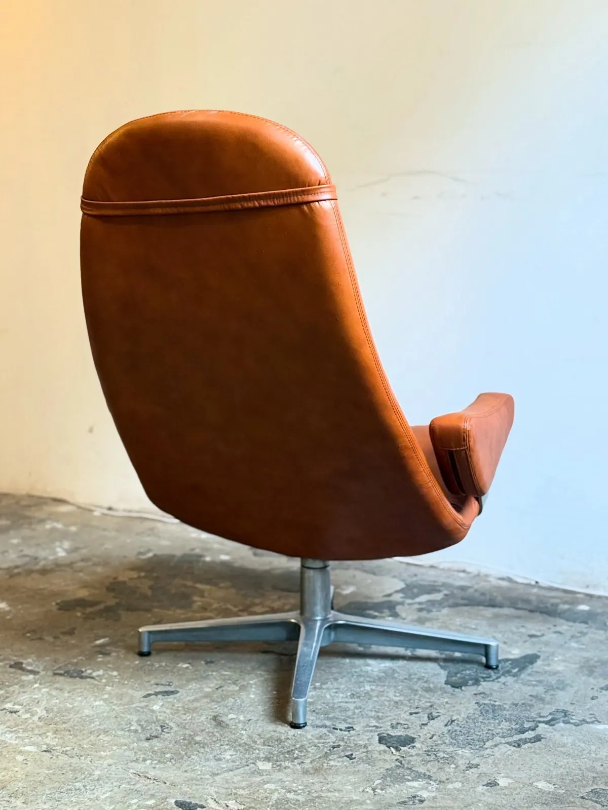 Fauteuil DUX Contourette Roto, cuir caramel — 9