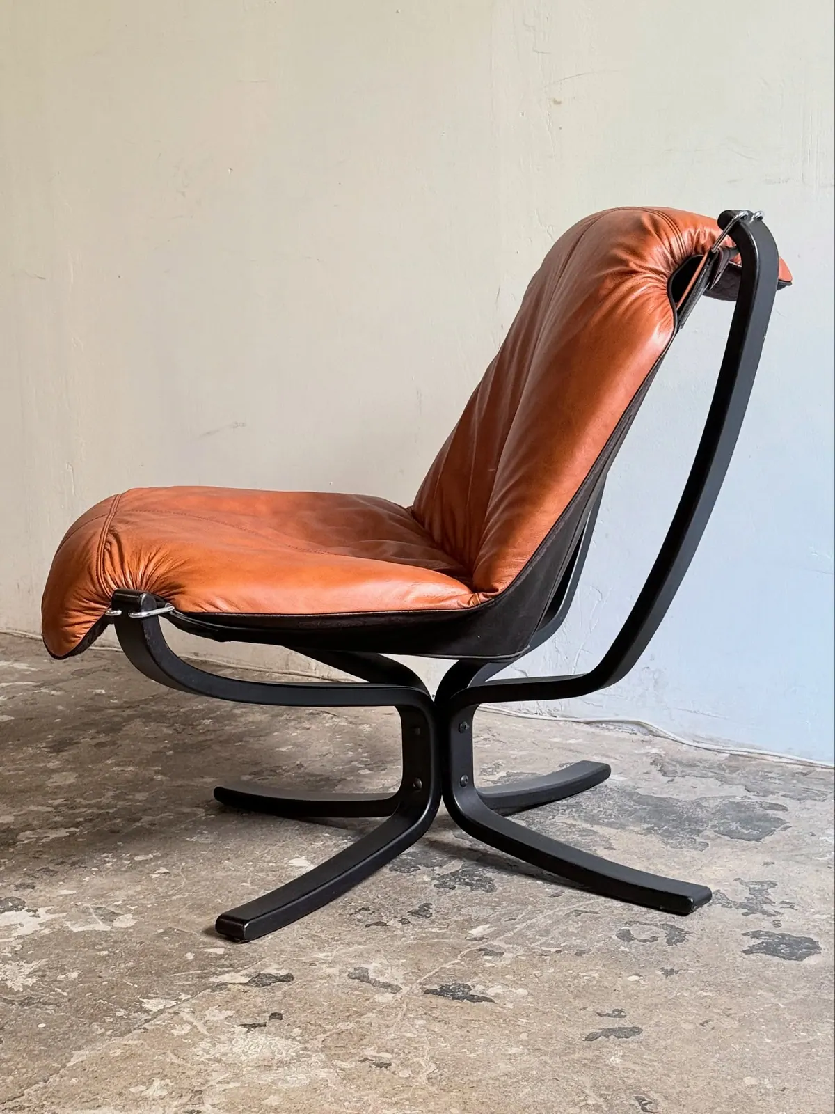 Fauteuil Falcon de Vatne Møbler, cuir miel — 11