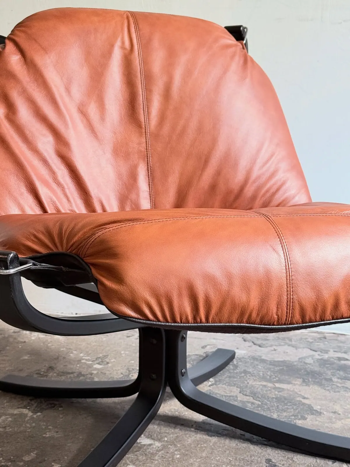 Fauteuil Falcon de Vatne Møbler, cuir miel — 3