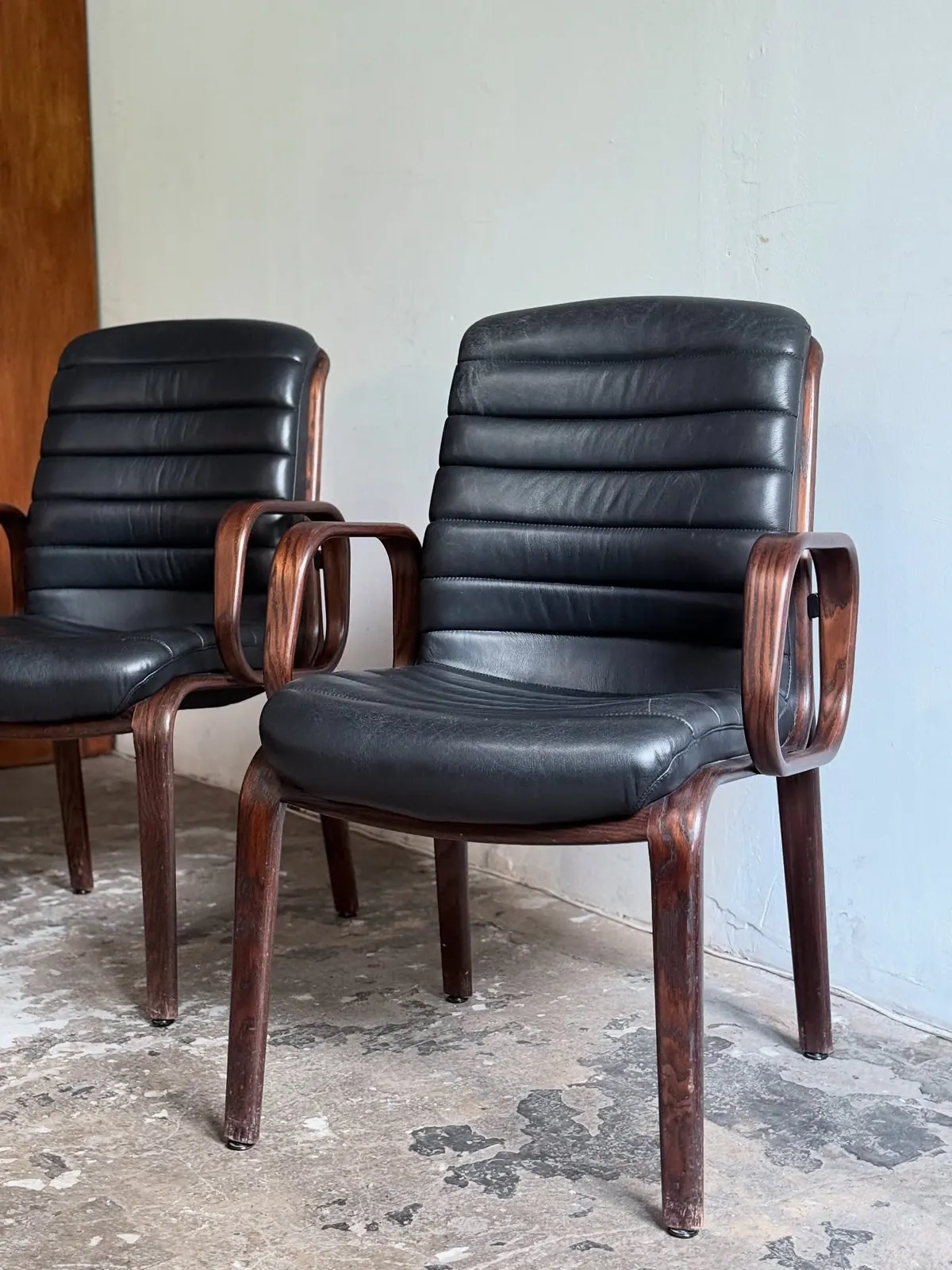 Stoll Giroflex armchairs, graphite leather, pair