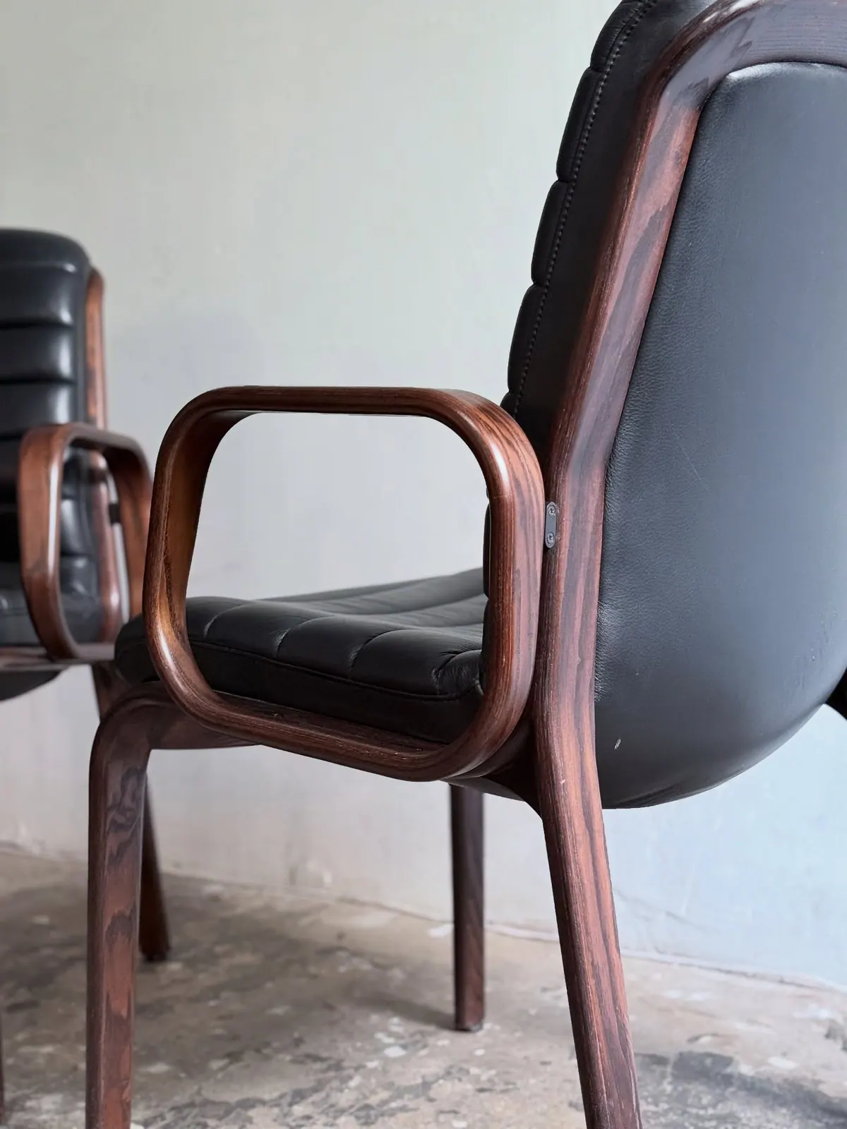 Fauteuils Stoll Giroflex, cuir graphite, paire — 3