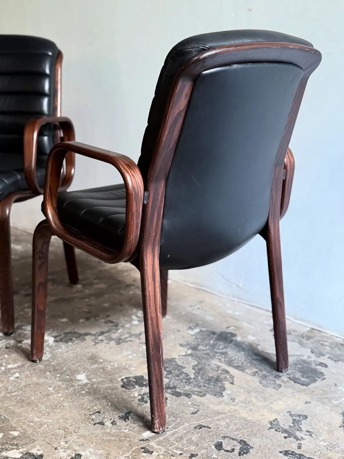 Fauteuils Stoll Giroflex, cuir graphite, paire — 4