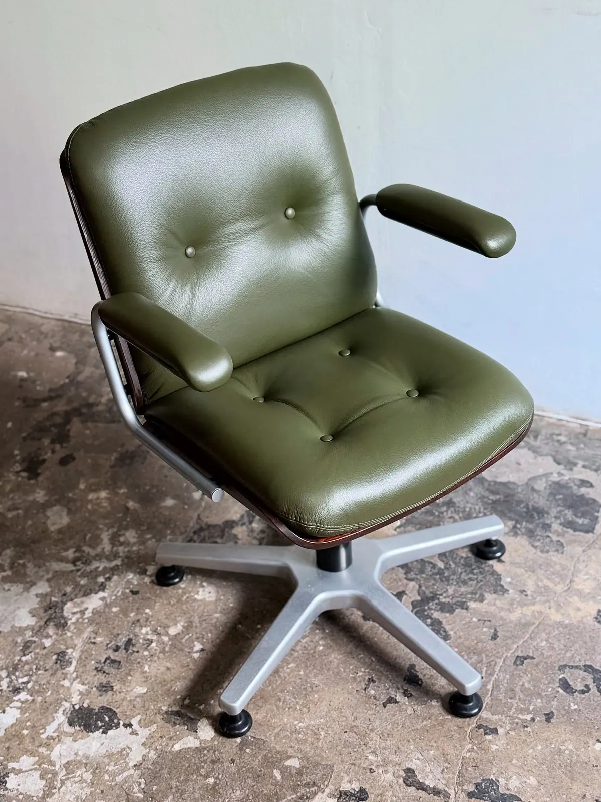 Giroflex Executive Style chair, olive leather