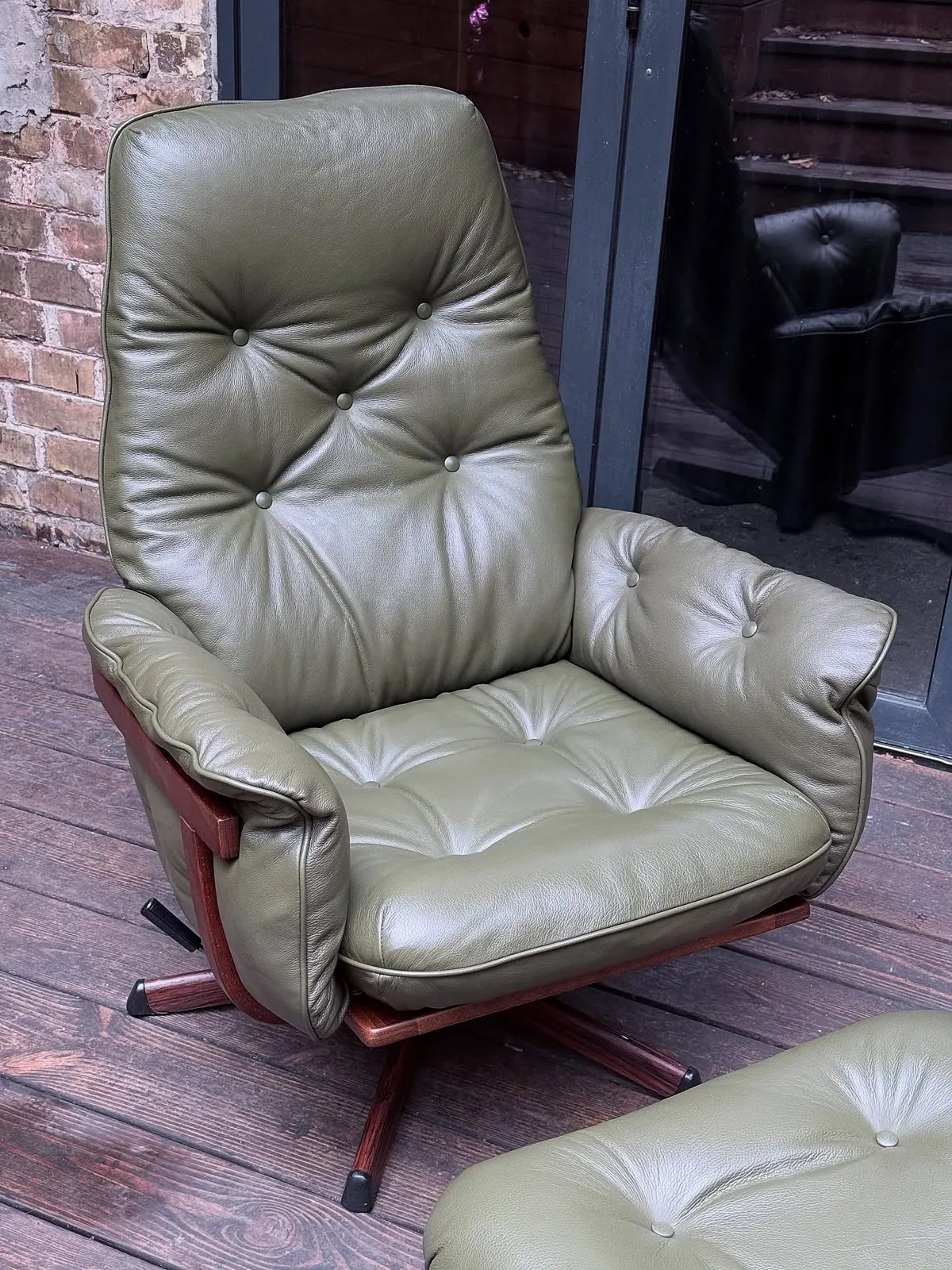 Fauteuil Göte Möbler avec pouf, cuir vert olive — 2