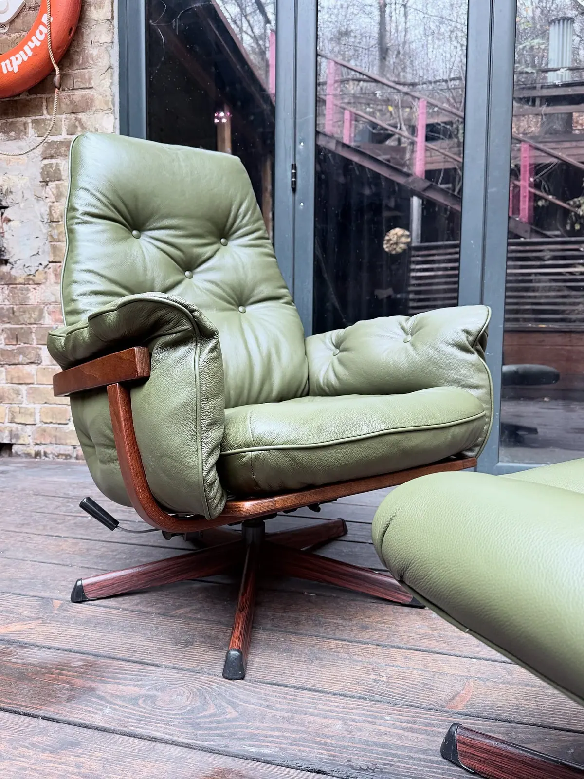 Fauteuil Göte Möbler avec pouf, cuir vert olive — 3