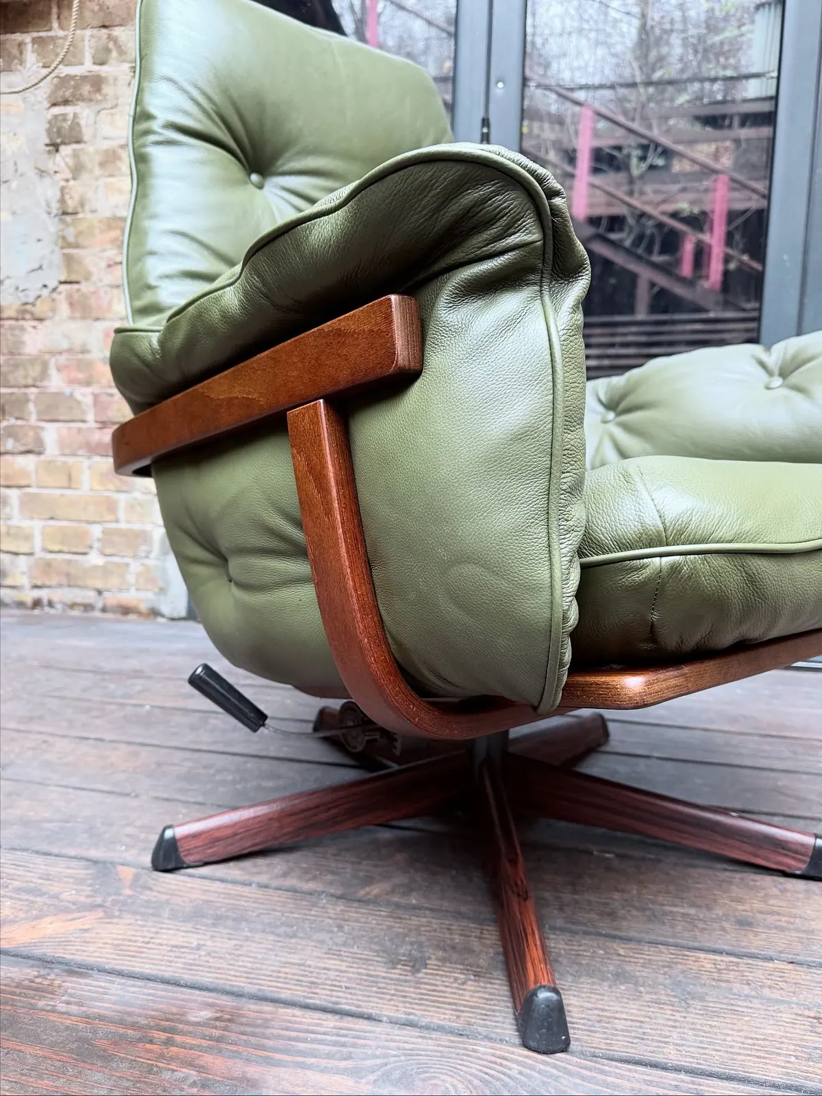 Fauteuil Göte Möbler avec pouf, cuir vert olive — 4