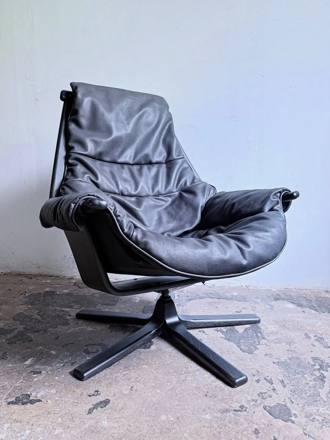 Göte Möbler lounge chair, new leather