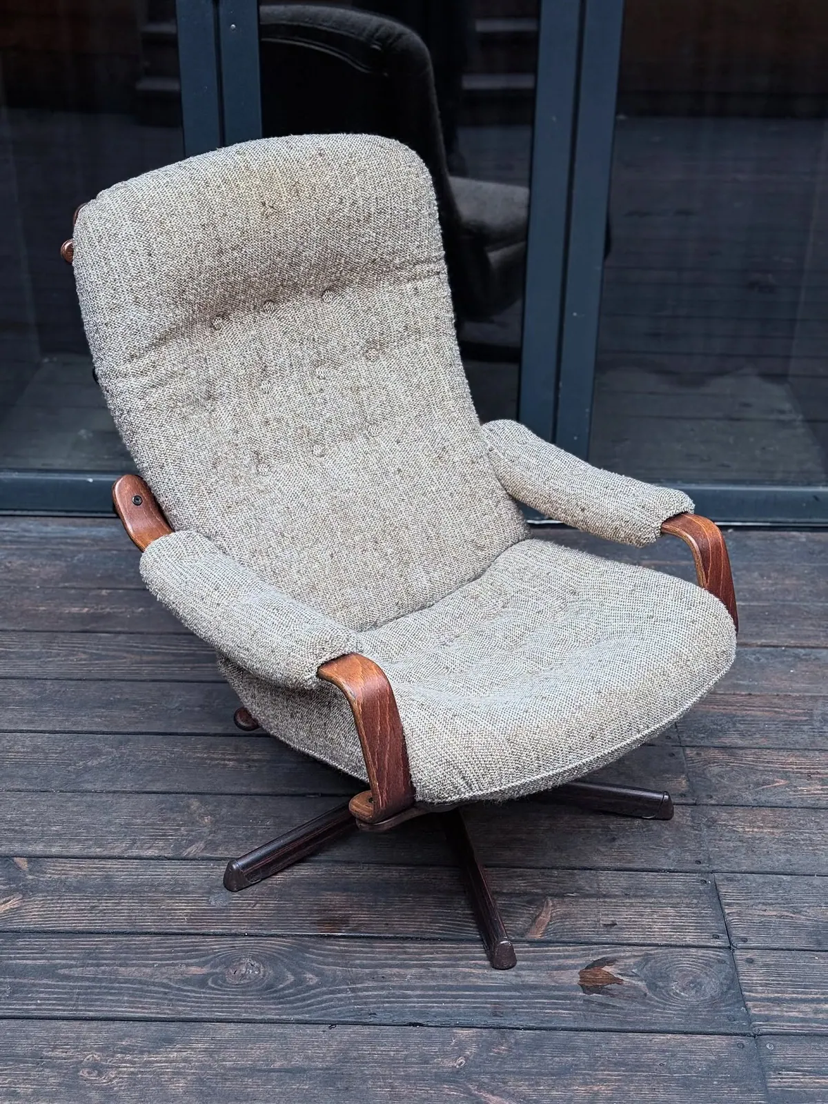 Drehsessel Göte Möbler, cremefarbener Stoff — 2