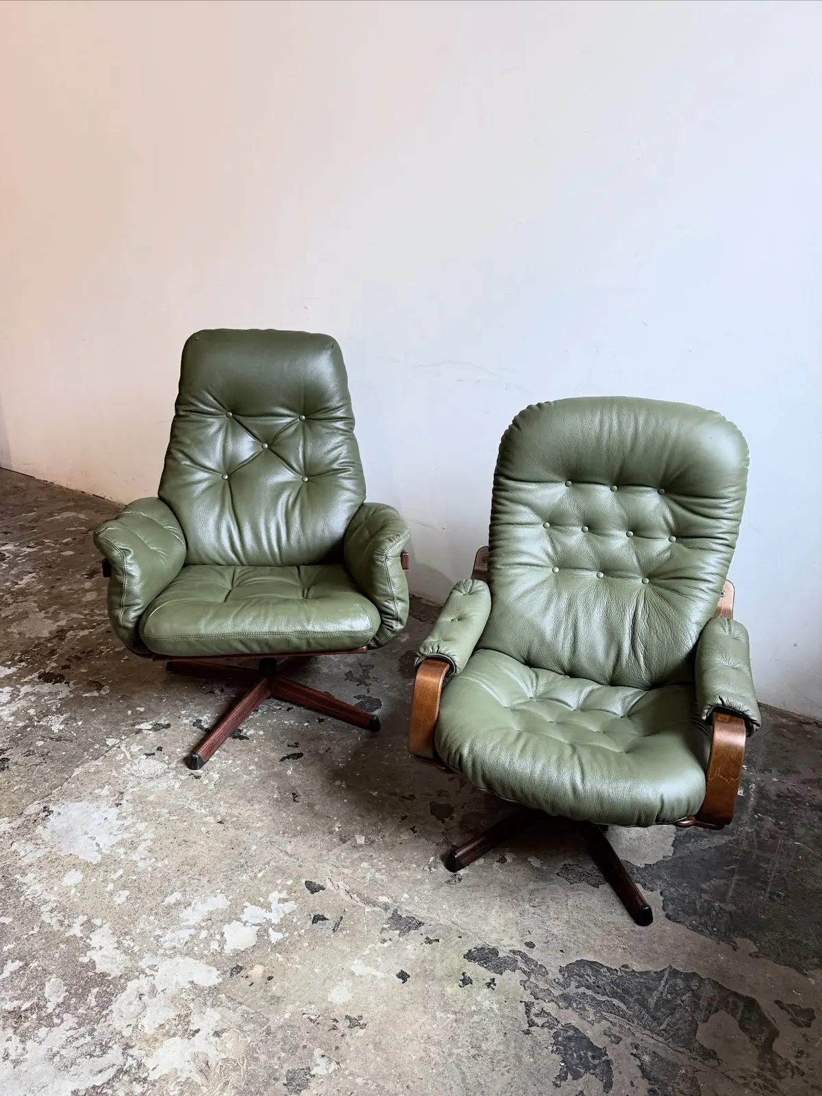 Göte Möbler swivel armchairs, green leather, pair