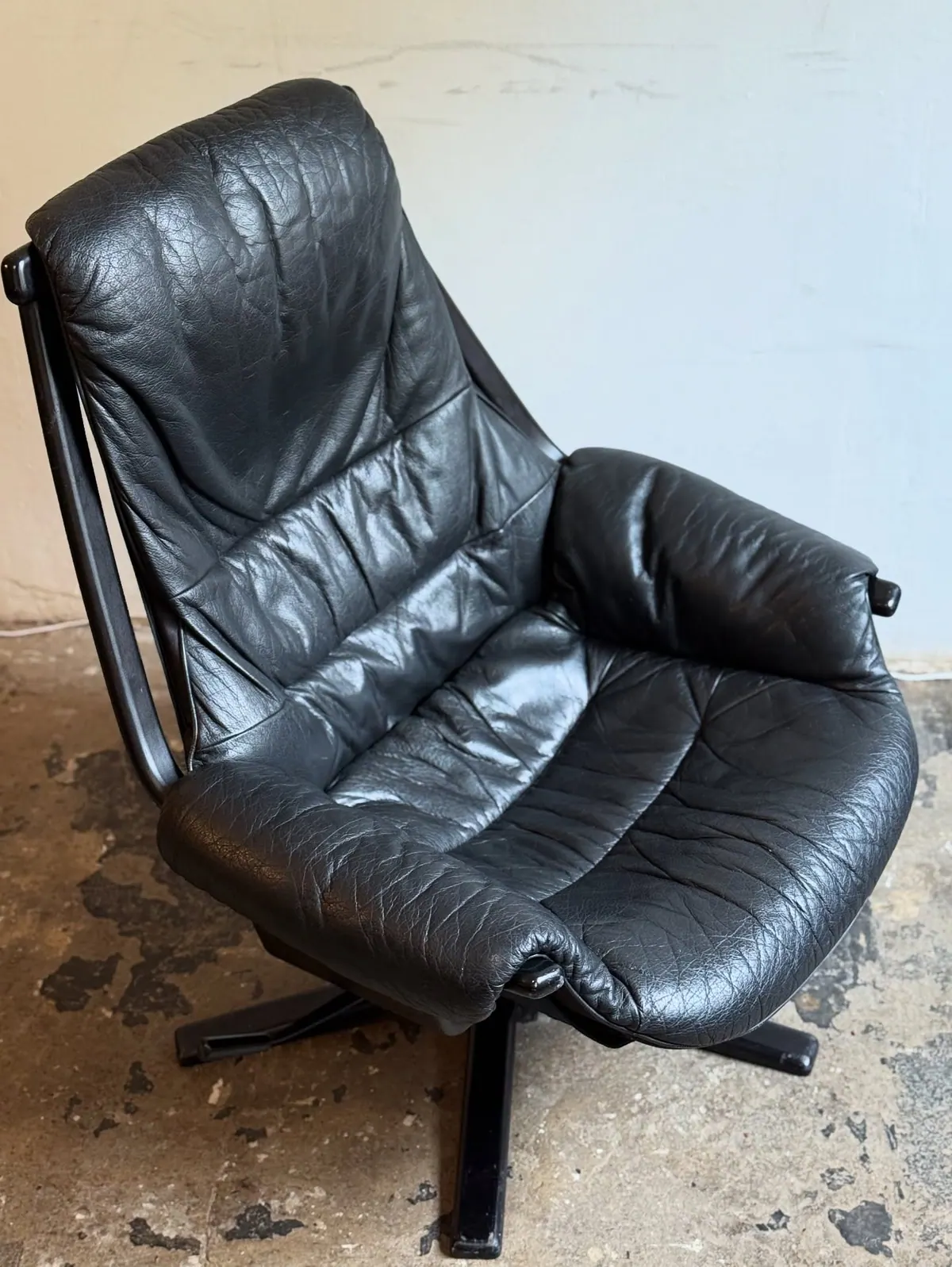 Dreh-Schaukelsessel von Göte Möbler, schwarzes Leder — 10