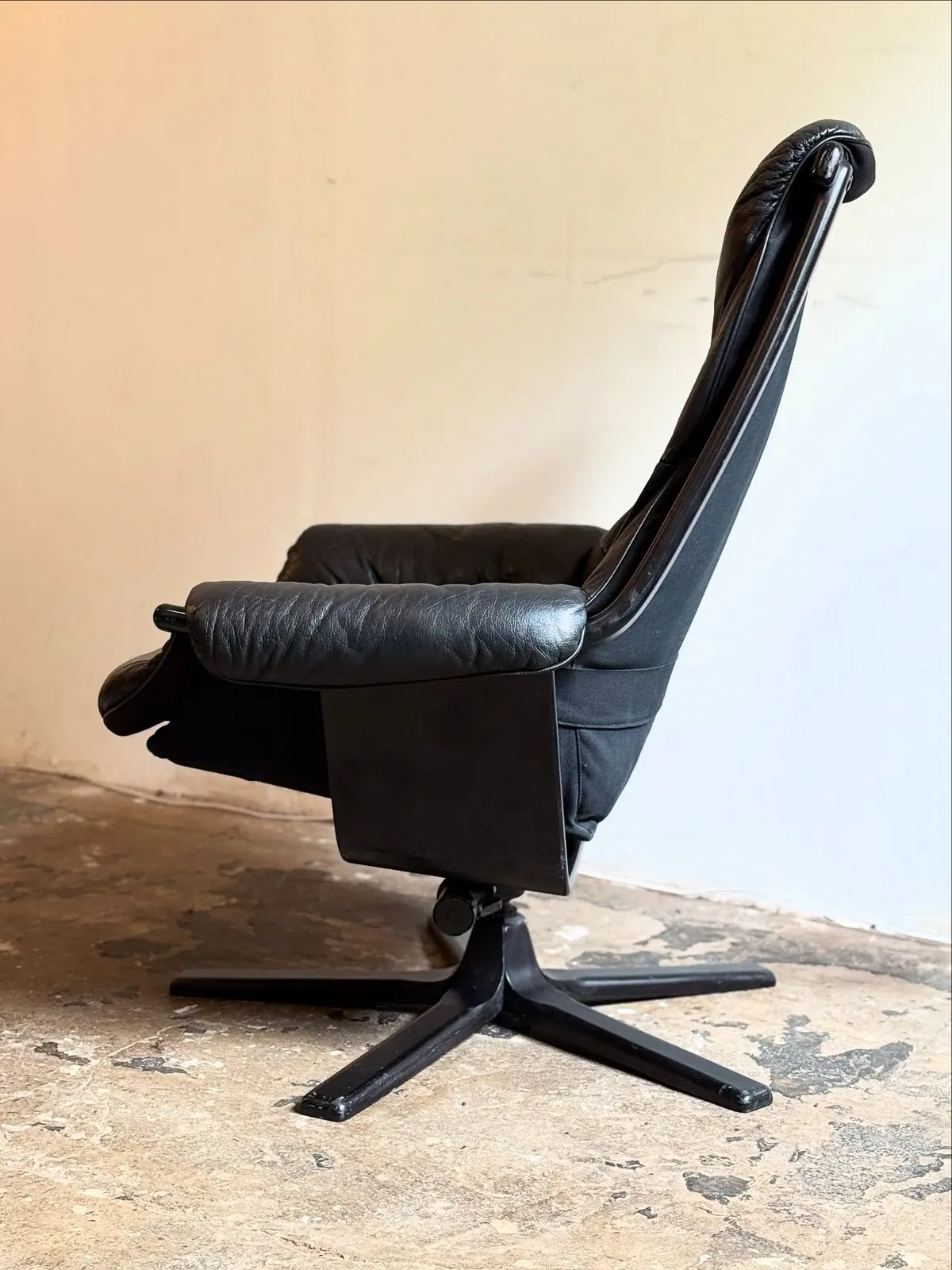 Dreh-Schaukelsessel von Göte Möbler, schwarzes Leder — 5