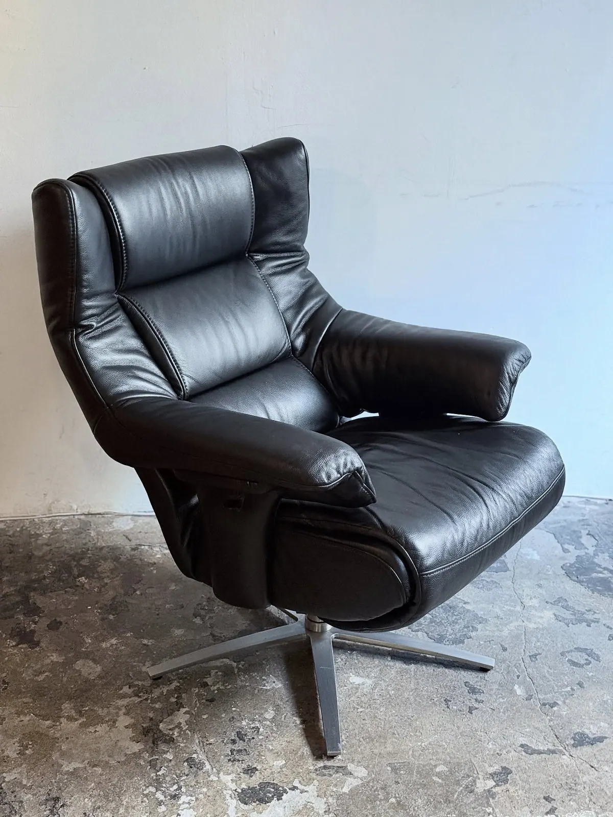 Himolla recliner, black leather