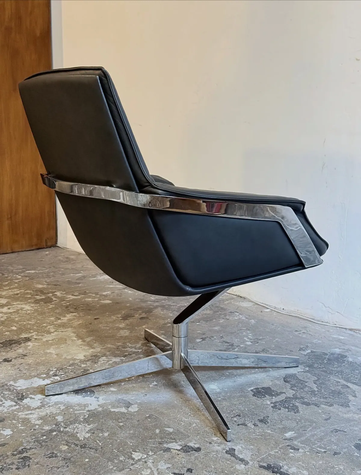 IP Design Bond swivel armchair, black leather