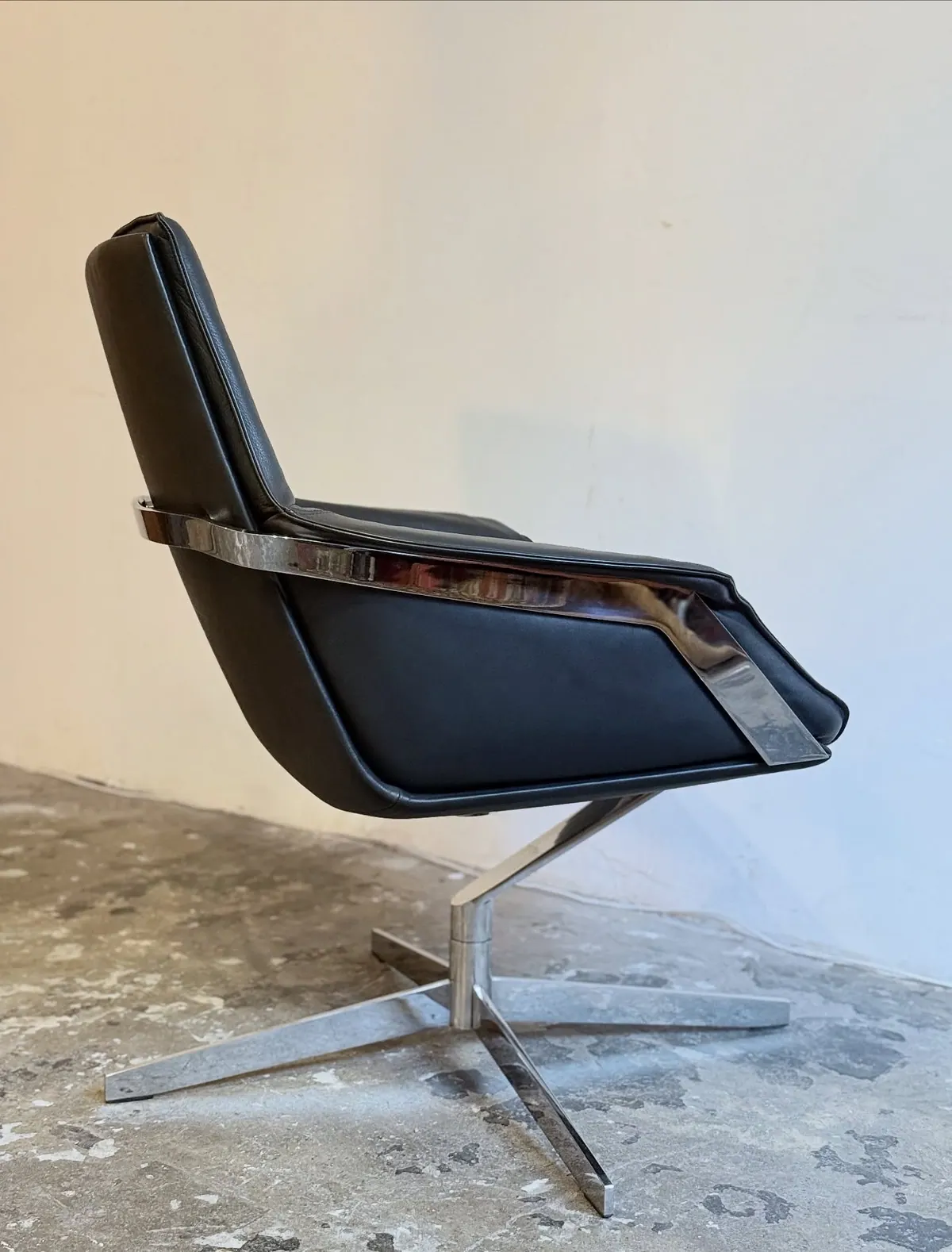 Poltrona girevole IP Design Bond, pelle nera — 2