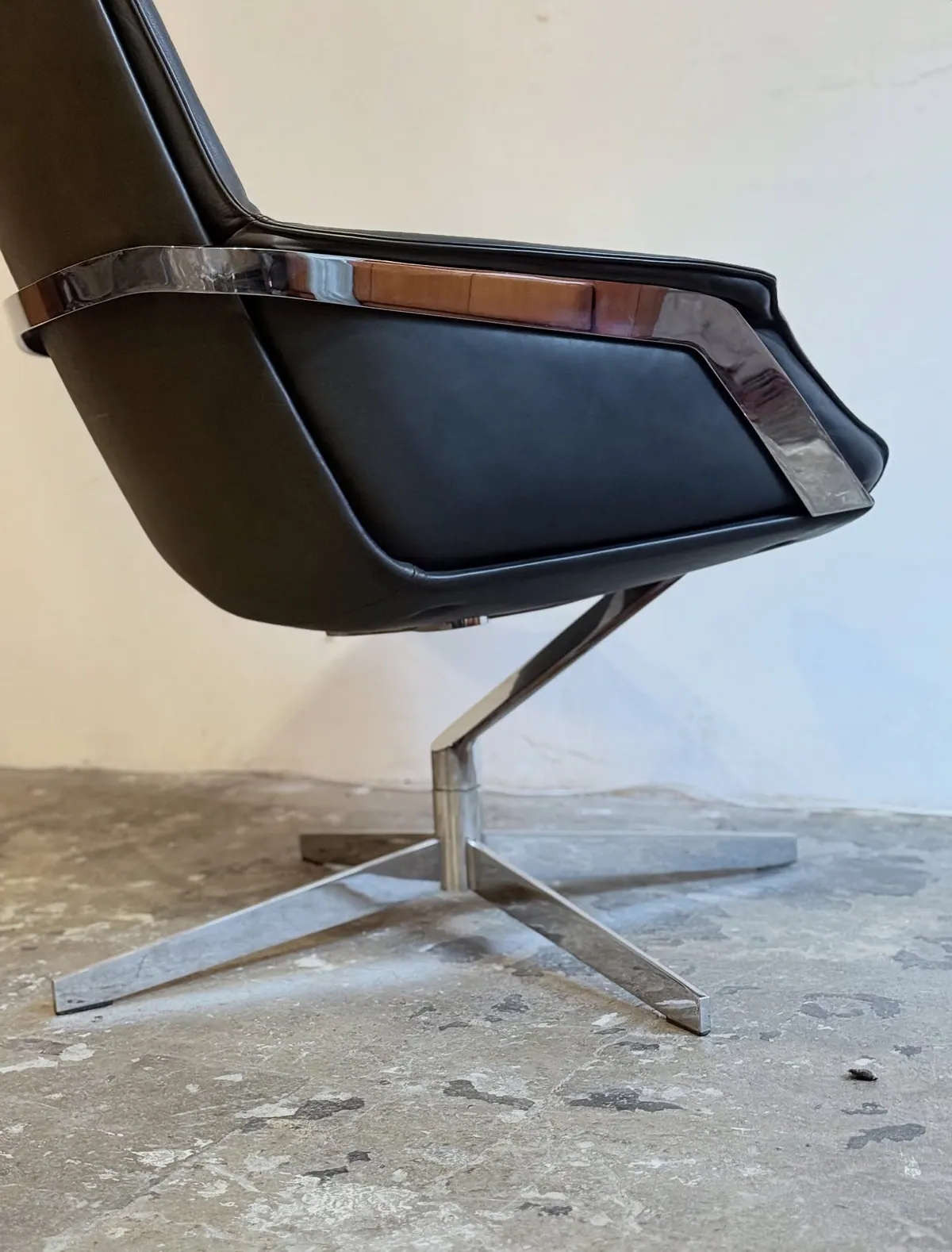 Poltrona girevole IP Design Bond, pelle nera — 3